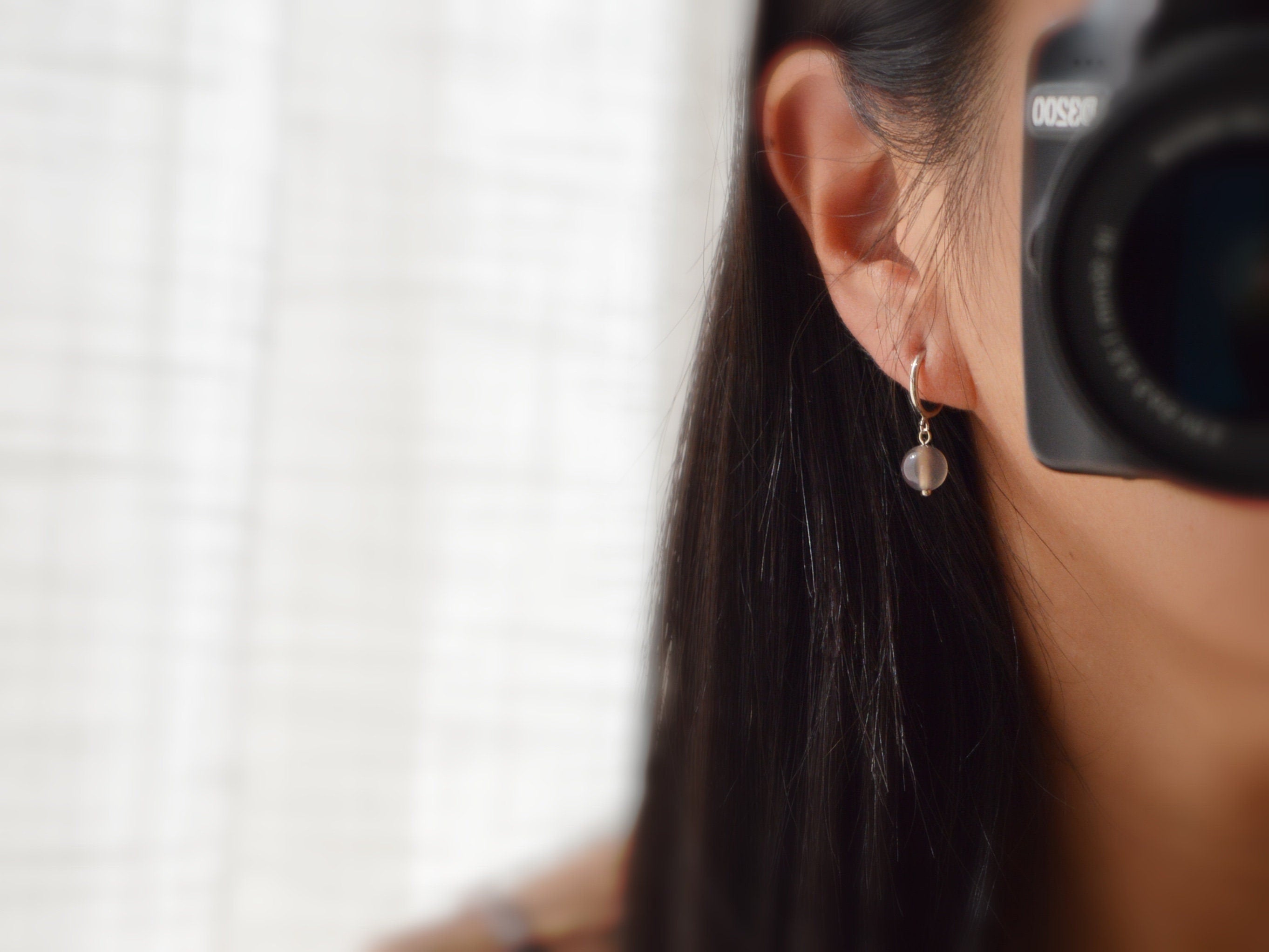 Boucles d'oreilles CLIPS créoles argenté Perle agate grise naturelle. Bijoux quotidien. Clips discret confortable Oreilles NON percées.