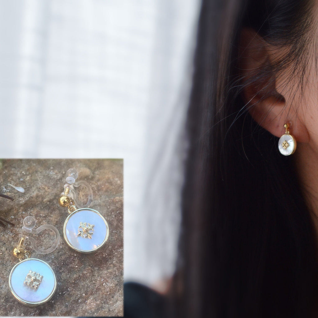 Boucles d'oreilles Clips INVISIBLES. Petit disque nacre coquillage blanche Mini fleur dorée. Bijoux Minimaliste. Boucles d'oreille délicat.