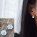 Boucles d'oreilles Clips INVISIBLES. Petit disque nacre coquillage blanche Mini fleur dorée. Bijoux Minimaliste. Boucles d'oreille délicat.