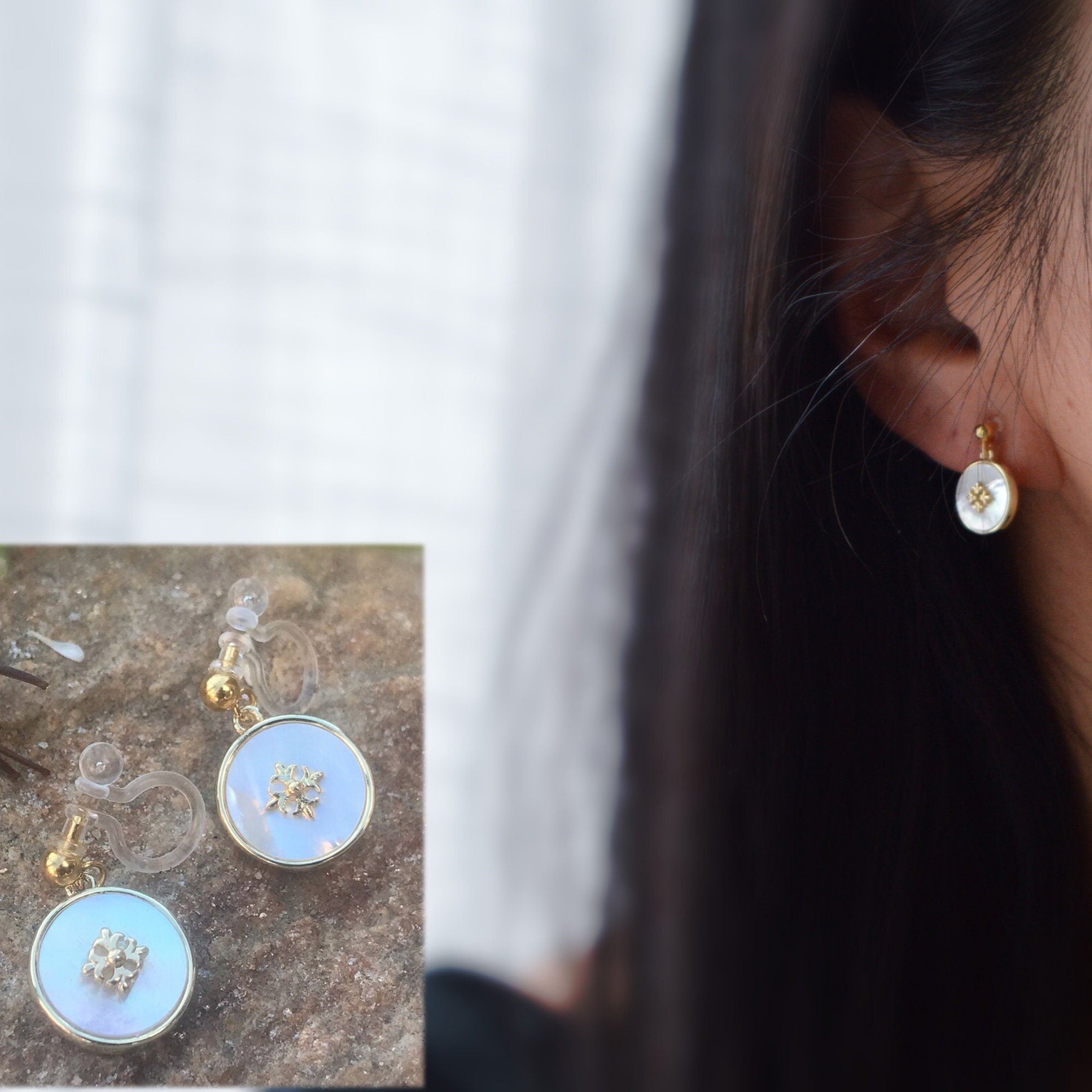 Boucles d'oreilles Clips INVISIBLES. Petit disque nacre coquillage blanche Mini fleur dorée. Bijoux Minimaliste. Boucles d'oreille délicat.
