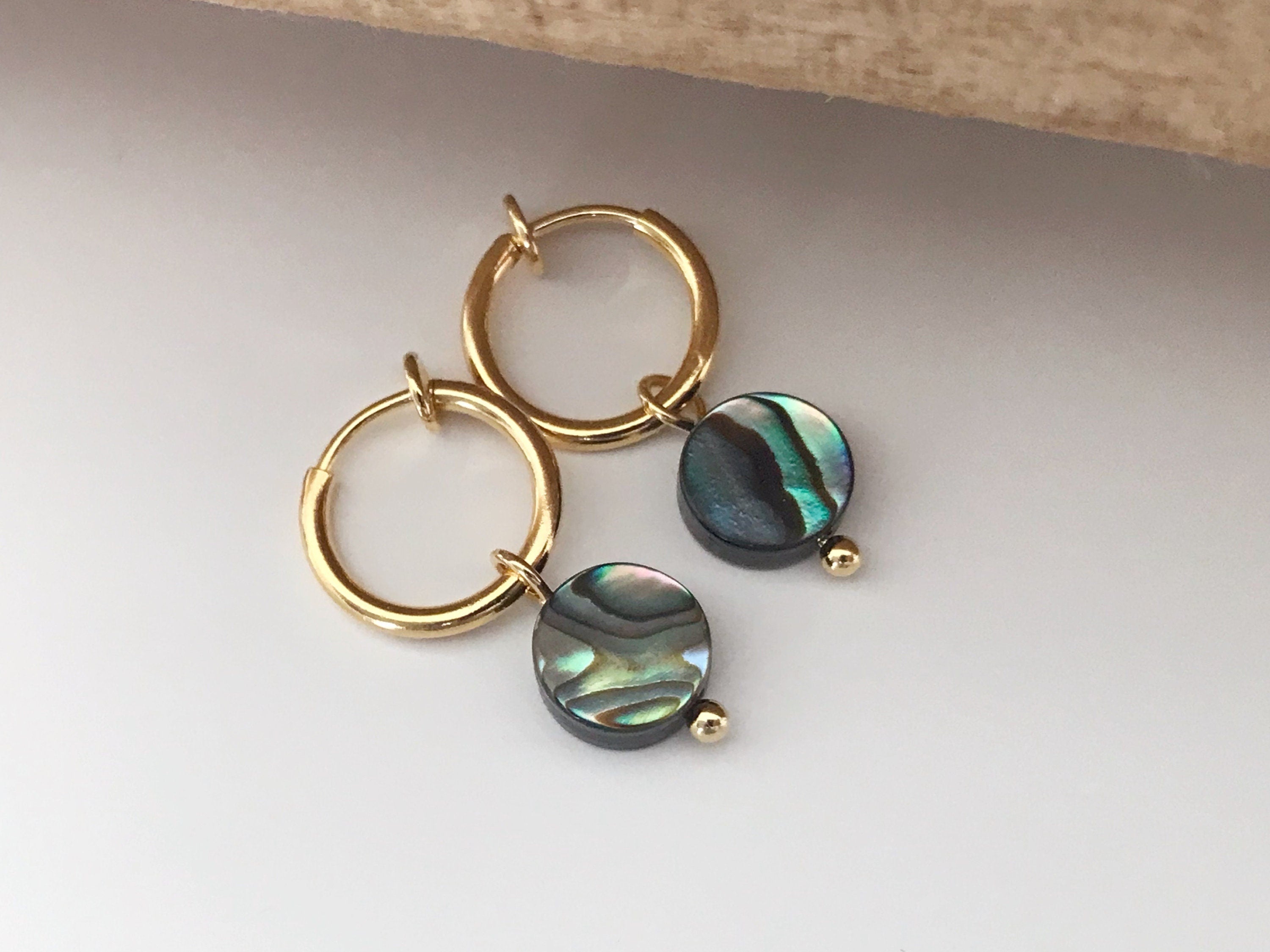 Clips d'oreille 2-EN-1 CLIPS anneaux doré. Perle coquillage d'ormeau naturelle forme rond Noir. Bijoux quotidien Anneaux 1.3cm