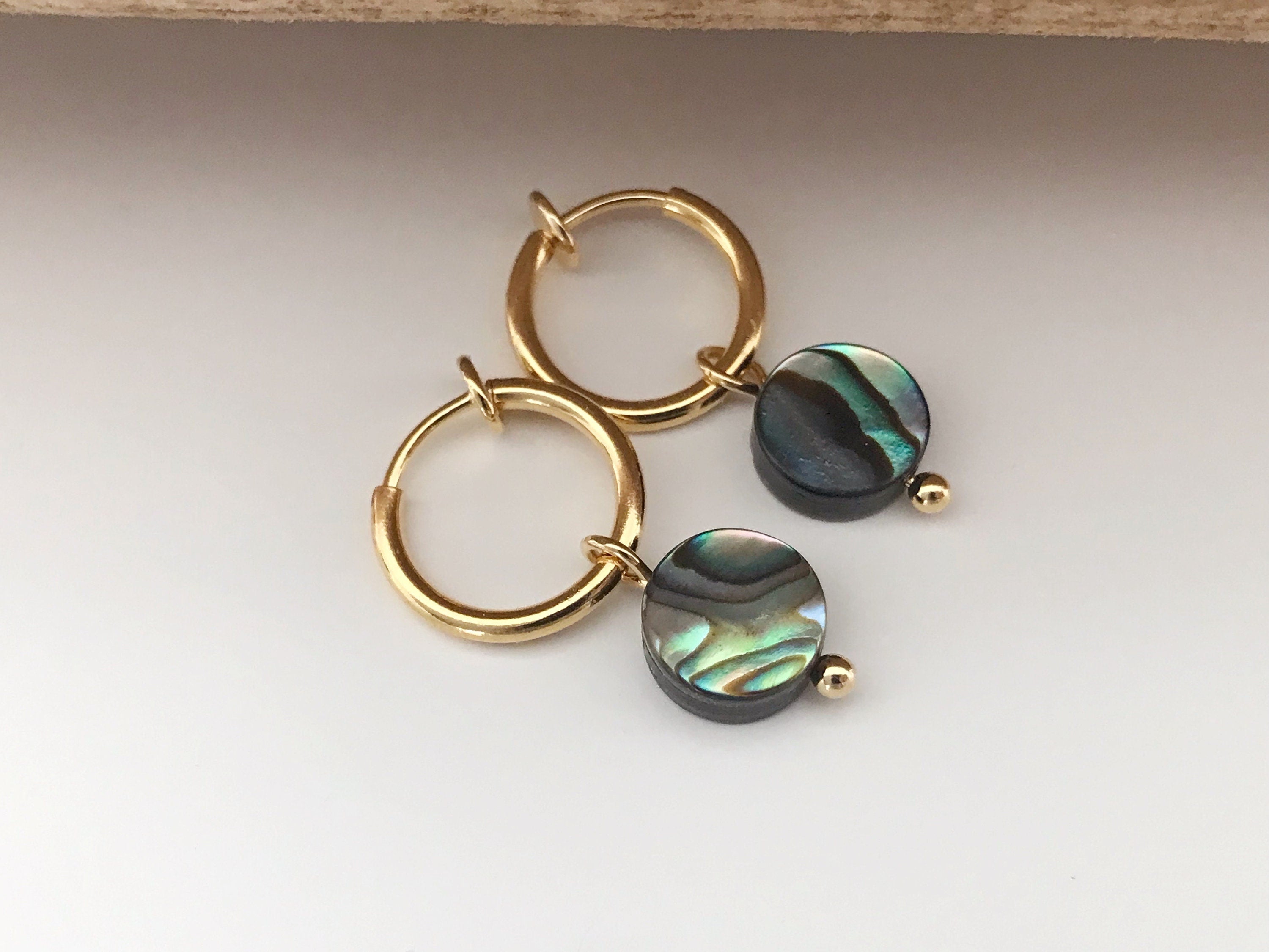 Clips d'oreille 2-EN-1 CLIPS anneaux doré. Perle coquillage d'ormeau naturelle forme rond Noir. Bijoux quotidien Anneaux 1.3cm