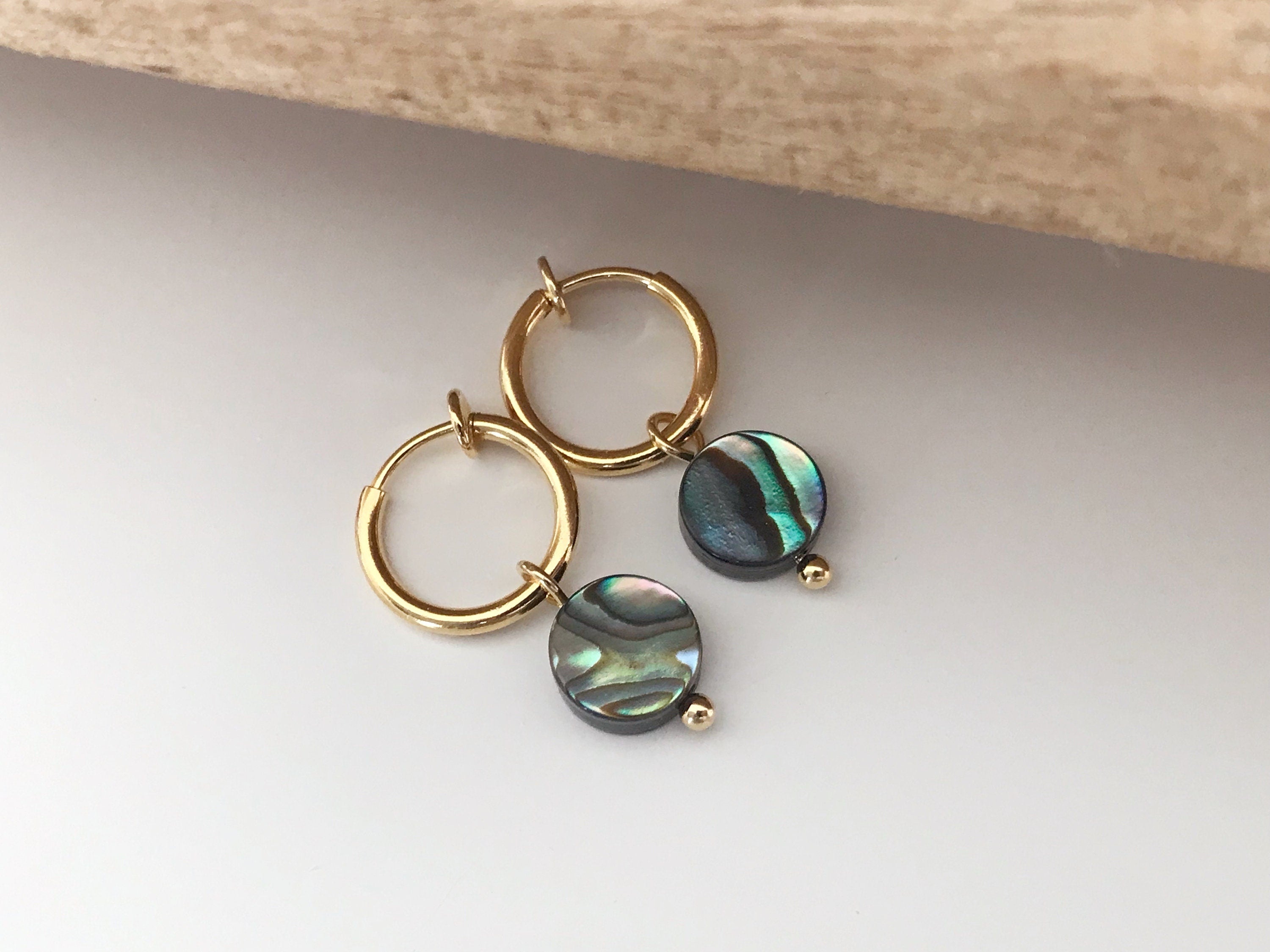 Clips d'oreille 2-EN-1 CLIPS anneaux doré. Perle coquillage d'ormeau naturelle forme rond Noir. Bijoux quotidien Anneaux 1.3cm