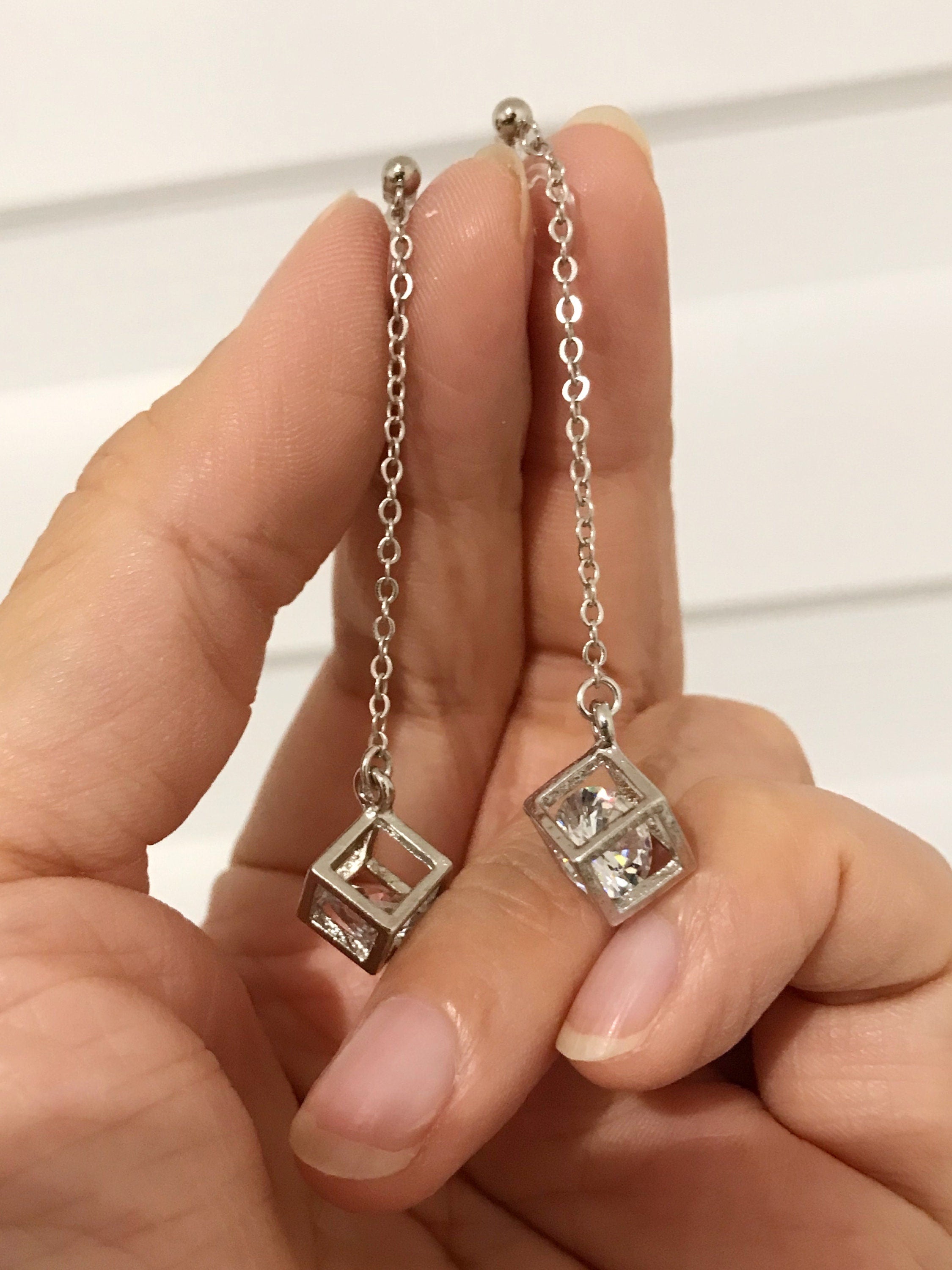 Longues Boucles d'oreilles pendantes CLIPS INVISIBLES couleur doré, Chaîne doré, Cube avec strass, bijoux quotidien, cadeaux pour elle.