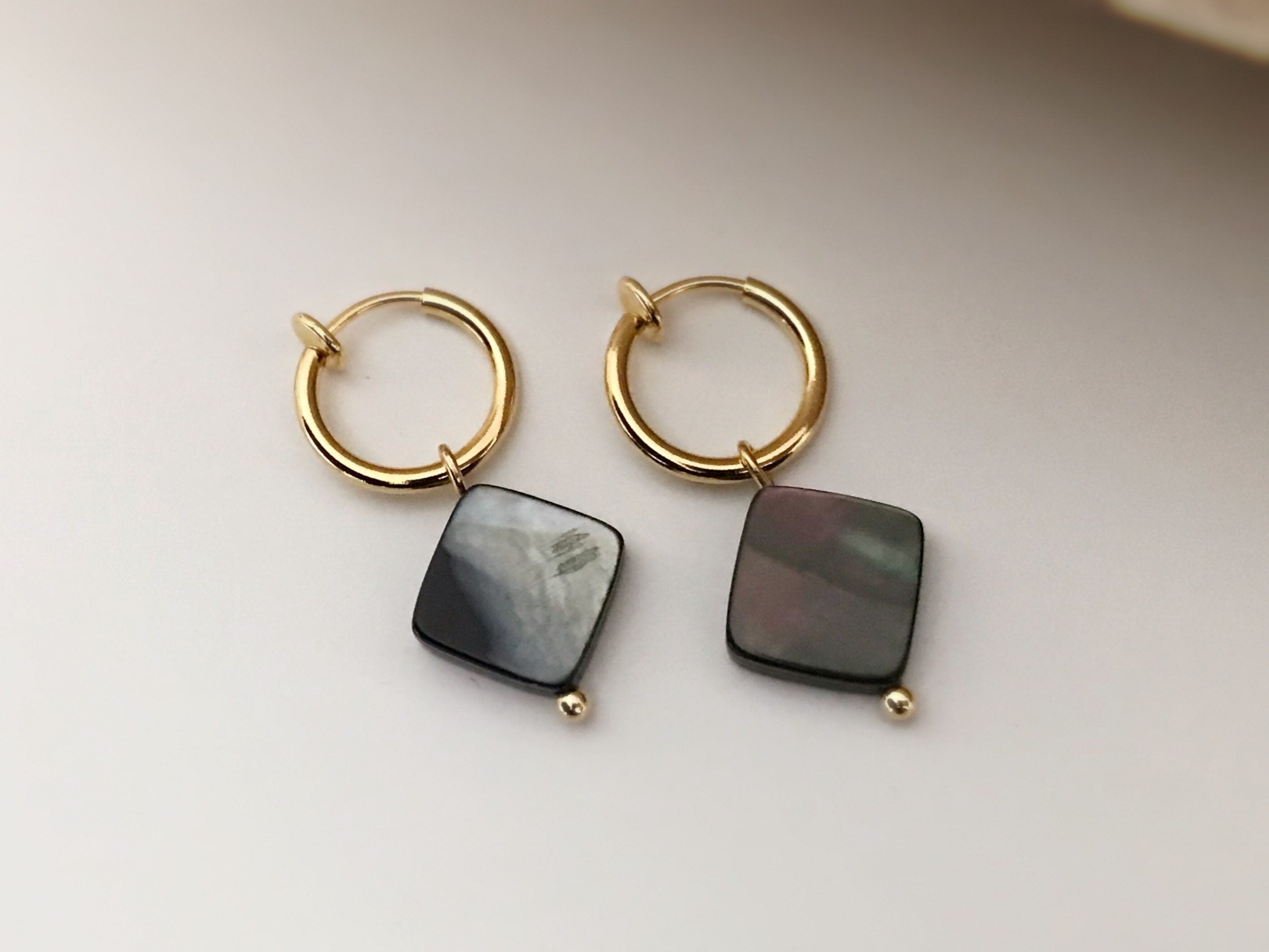 Clips d'oreille 2-EN-1 CLIPS anneaux doré. Perle coquillage d'ormeau naturelle forme carré Noir. Bijoux quotidien Anneaux 1.3cm