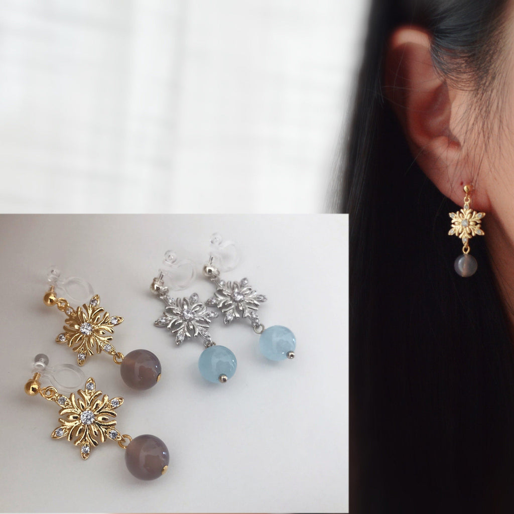 Flocon De Neige strass. Clips d'oreilles invisible couleur Or/ Argent. Perle agate grise /Calcédoine bleue. Bijoux Délicates.