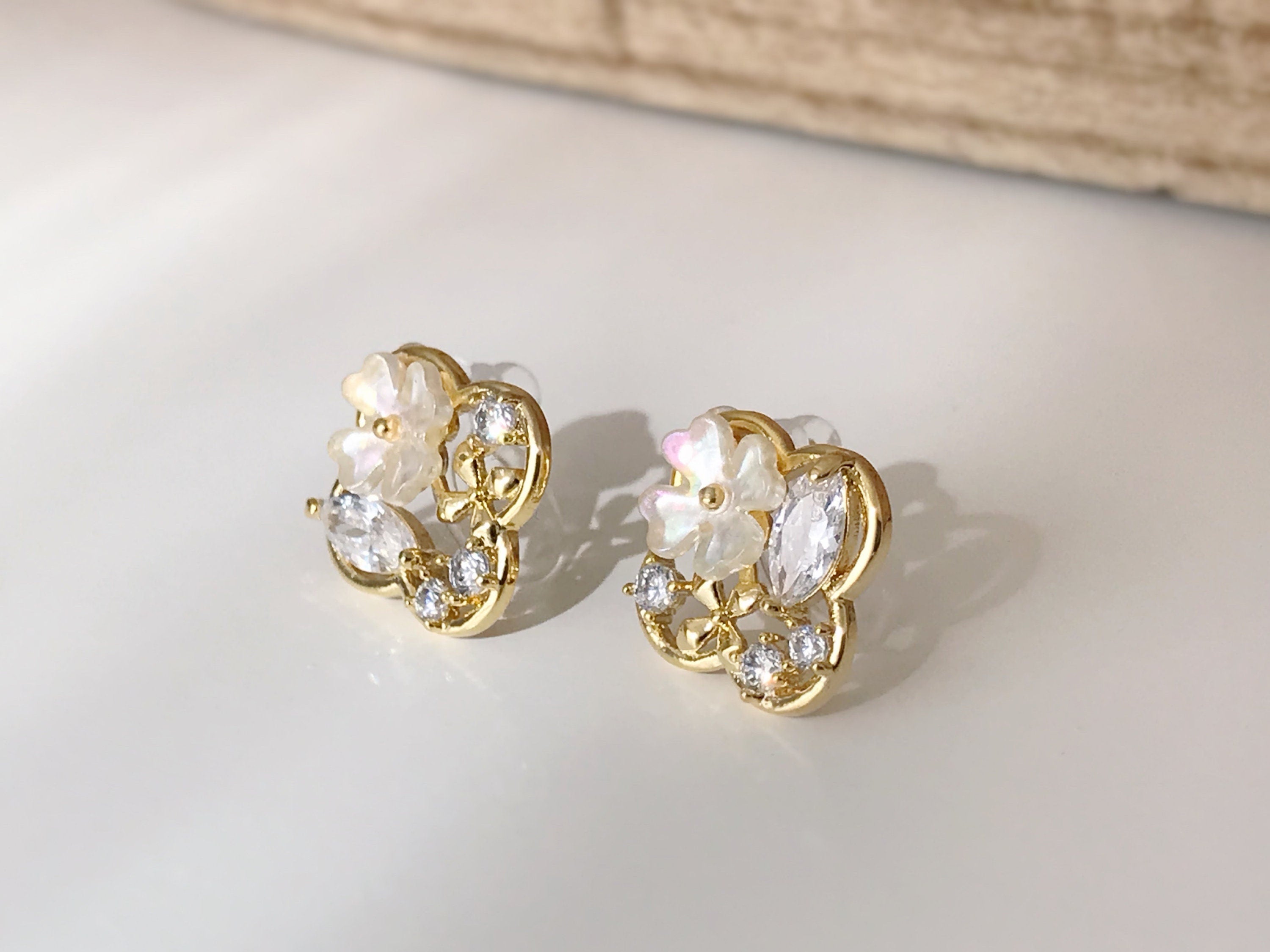 Boucles d'oreilles Clips INVISIBLES, Clips d'oreilles Trèfle à quatre feuilles doré, Mini fleur Branche pierre zircon rond ovale. Délicat.