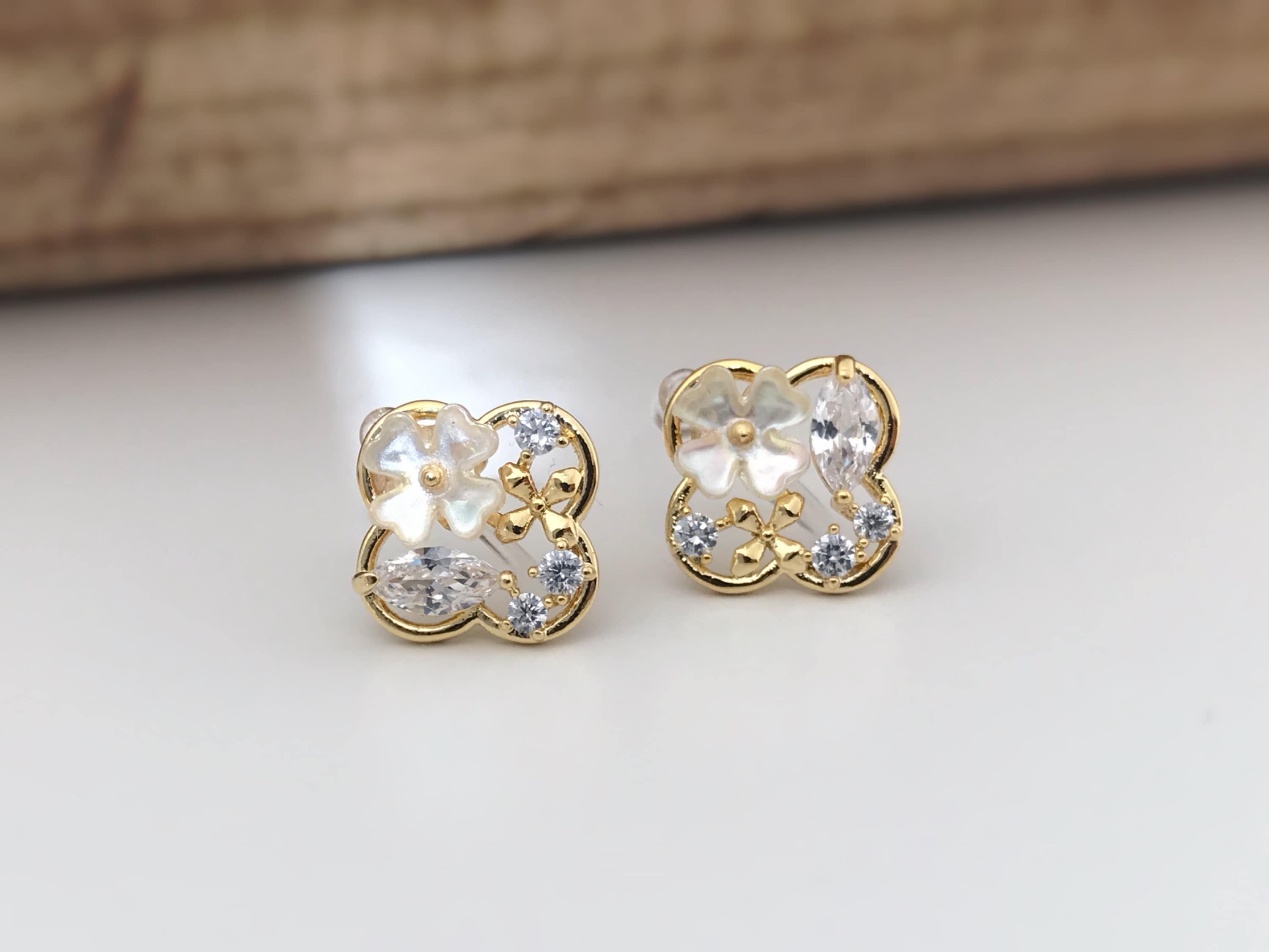 Boucles d'oreilles Clips INVISIBLES, Clips d'oreilles Trèfle à quatre feuilles doré, Mini fleur Branche pierre zircon rond ovale. Délicat.