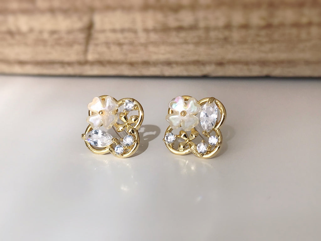 Boucles d'oreilles Clips INVISIBLES, Clips d'oreilles Trèfle à quatre feuilles doré, Mini fleur Branche pierre zircon rond ovale. Délicat.