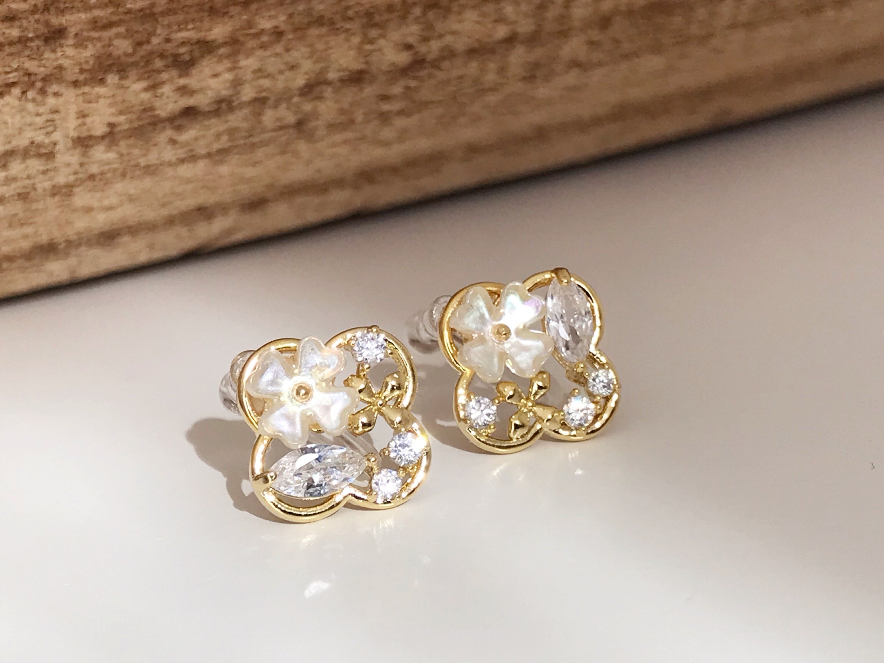 Boucles d'oreilles Clips INVISIBLES, Clips d'oreilles Trèfle à quatre feuilles doré, Mini fleur Branche pierre zircon rond ovale. Délicat.