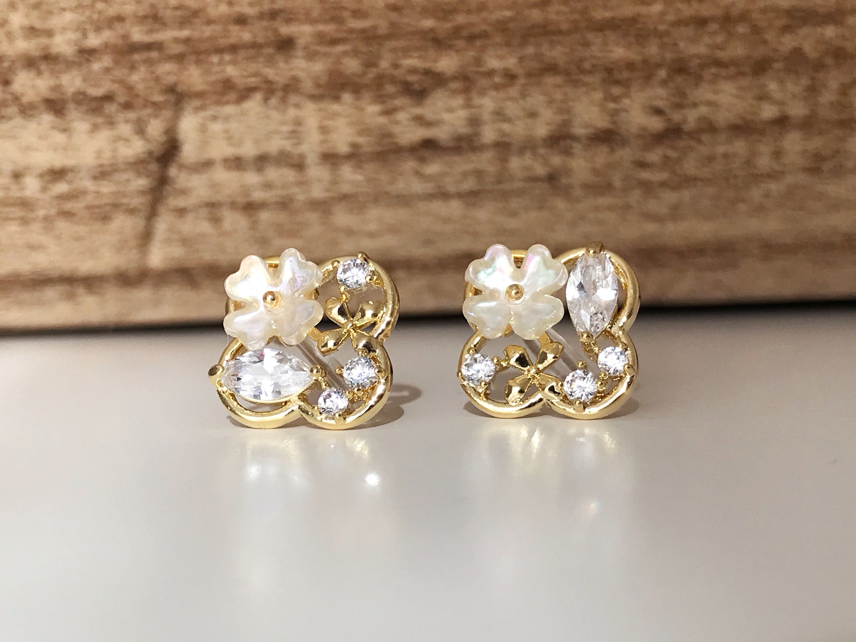 Boucles d'oreilles Clips INVISIBLES, Clips d'oreilles Trèfle à quatre feuilles doré, Mini fleur Branche pierre zircon rond ovale. Délicat.