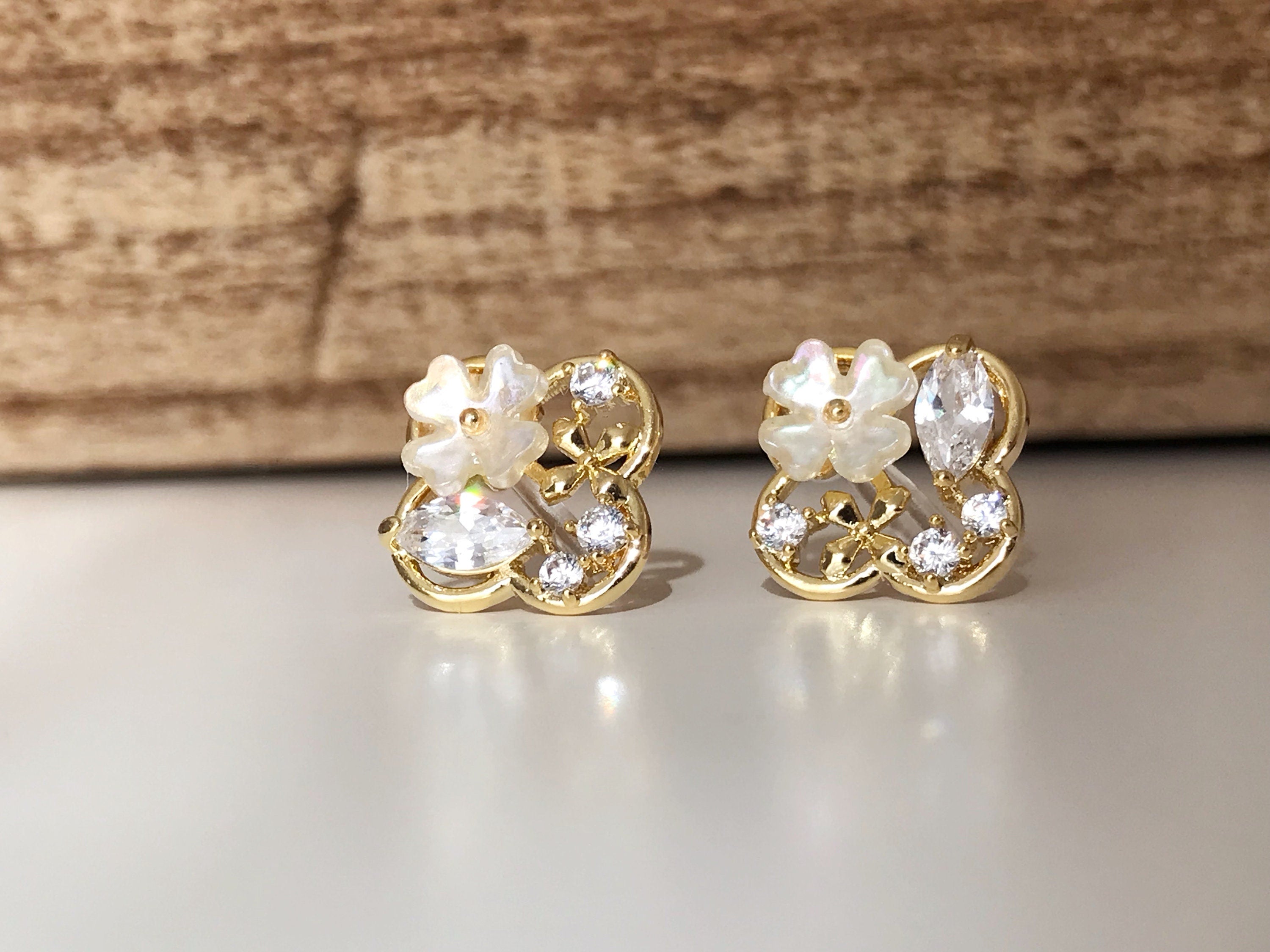 Boucles d'oreilles Clips INVISIBLES, Clips d'oreilles Trèfle à quatre feuilles doré, Mini fleur Branche pierre zircon rond ovale. Délicat.