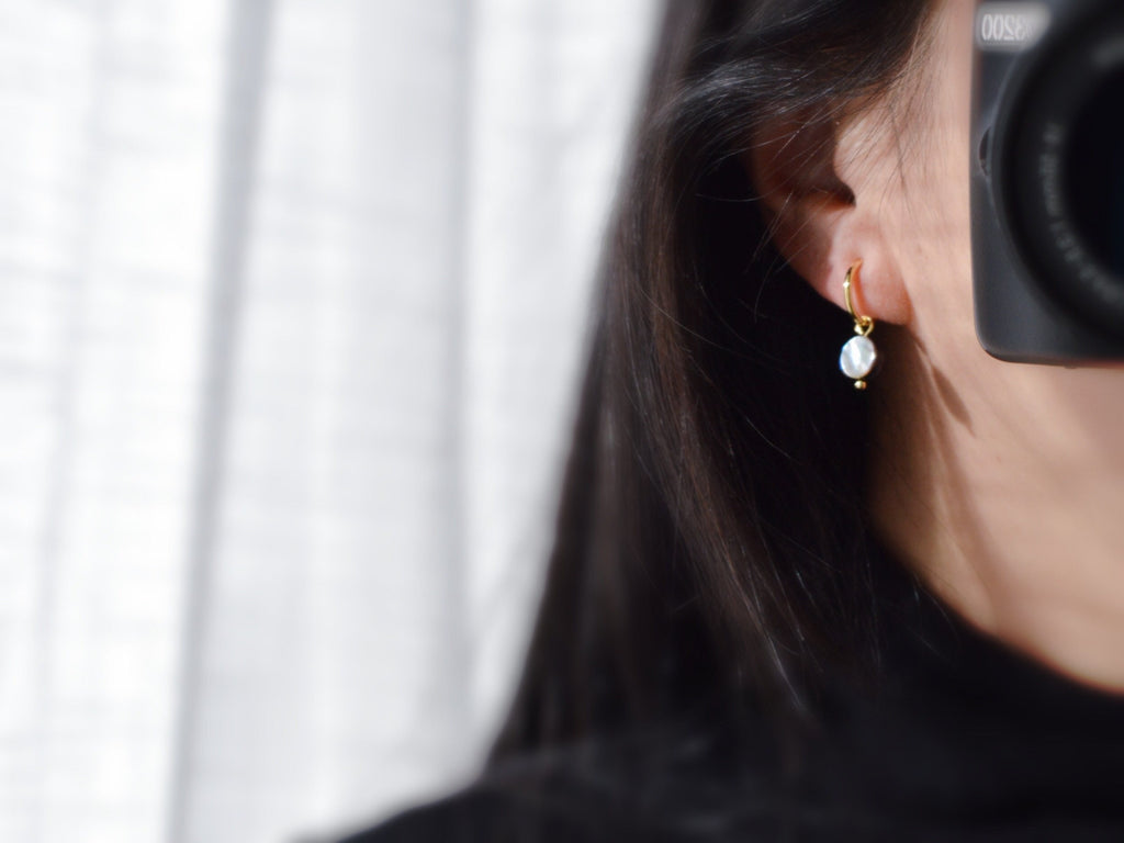 Clips d'oreille 2-EN-1 CLIPS anneaux doré. Perle coquillage d'ormeau naturelle forme rond Noir. Bijoux quotidien Anneaux 1.3cm