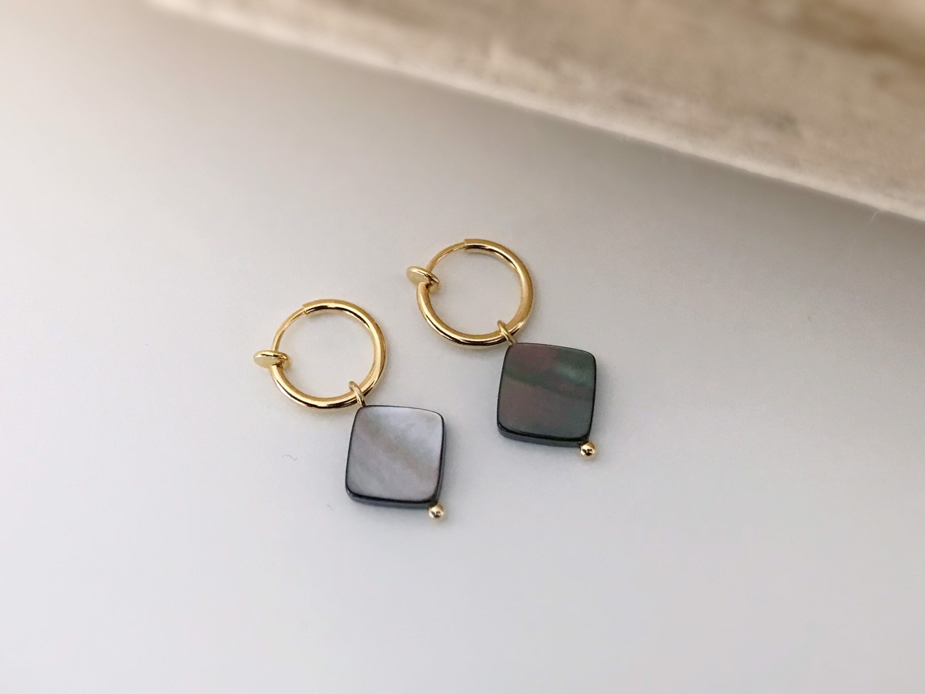 Clips d'oreille 2-EN-1 CLIPS anneaux doré. Perle coquillage d'ormeau naturelle forme carré Noir. Bijoux quotidien Anneaux 1.3cm