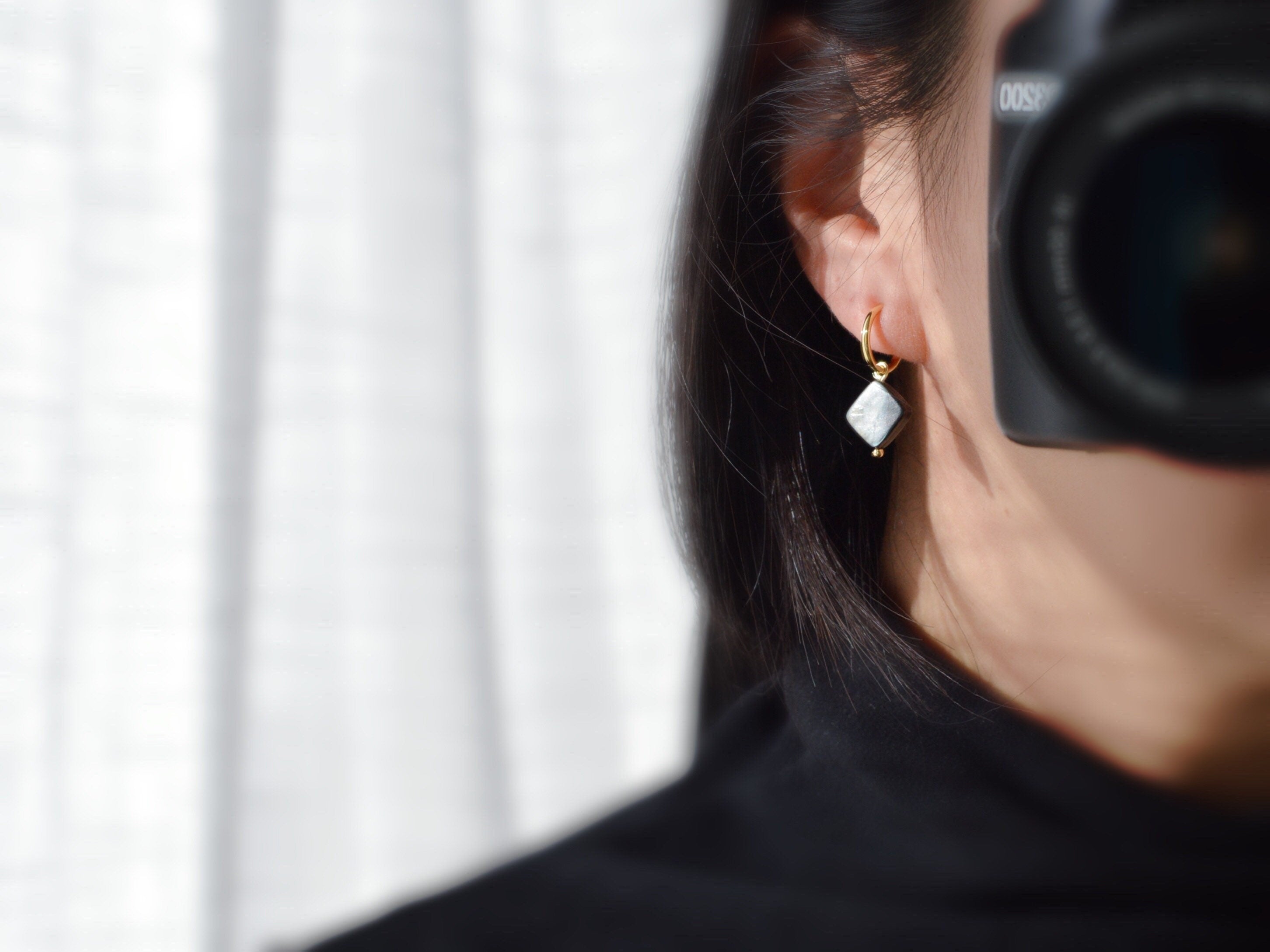 Clips d'oreille 2-EN-1 CLIPS anneaux doré. Perle coquillage d'ormeau naturelle forme carré Noir. Bijoux quotidien Anneaux 1.3cm