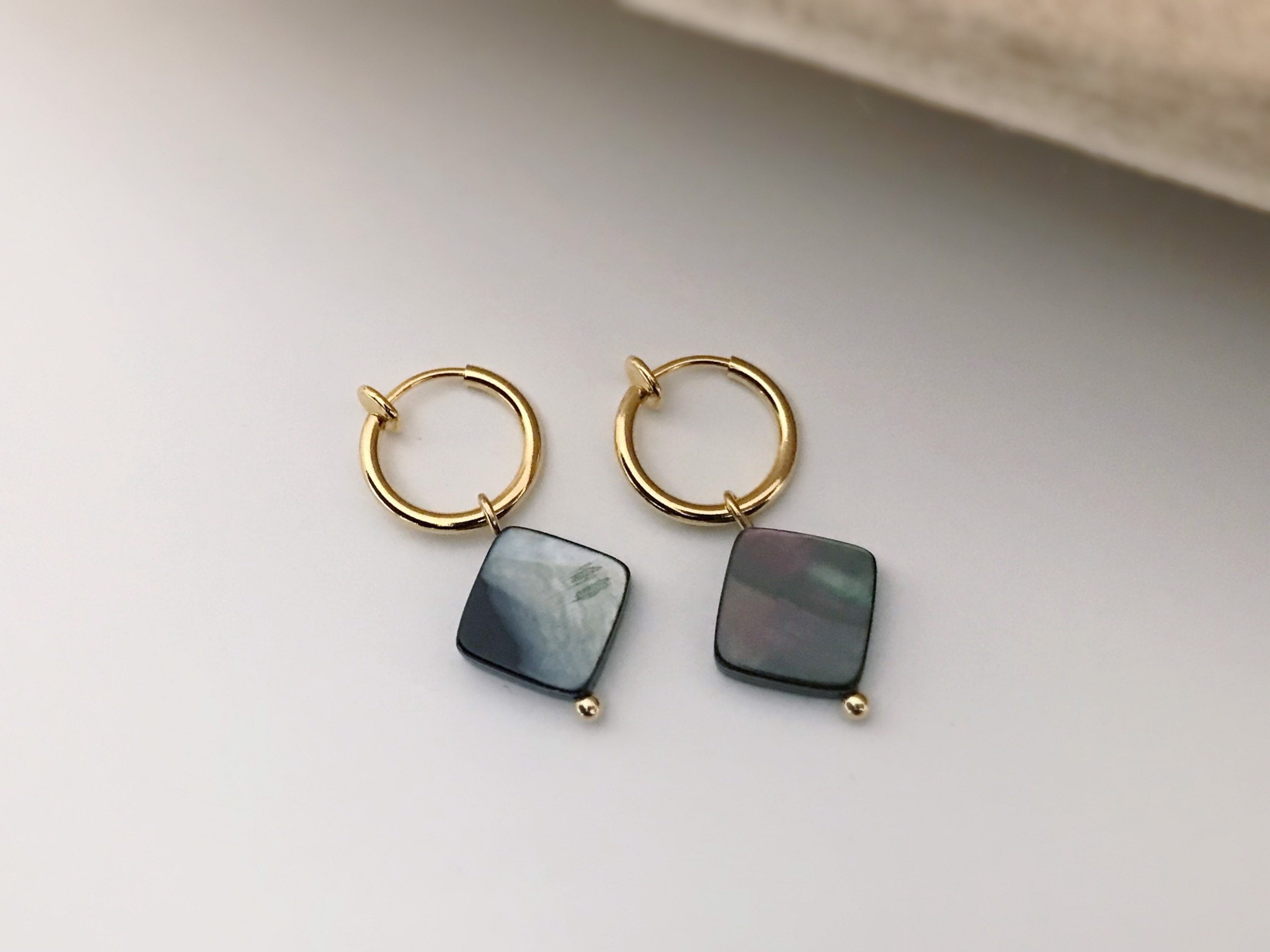 Clips d'oreille 2-EN-1 CLIPS anneaux doré. Perle coquillage d'ormeau naturelle forme carré Noir. Bijoux quotidien Anneaux 1.3cm