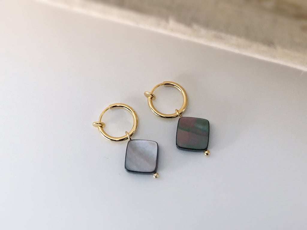 Clips d'oreille 2-EN-1 CLIPS anneaux doré. Perle coquillage d'ormeau naturelle forme carré Noir. Bijoux quotidien Anneaux 1.3cm