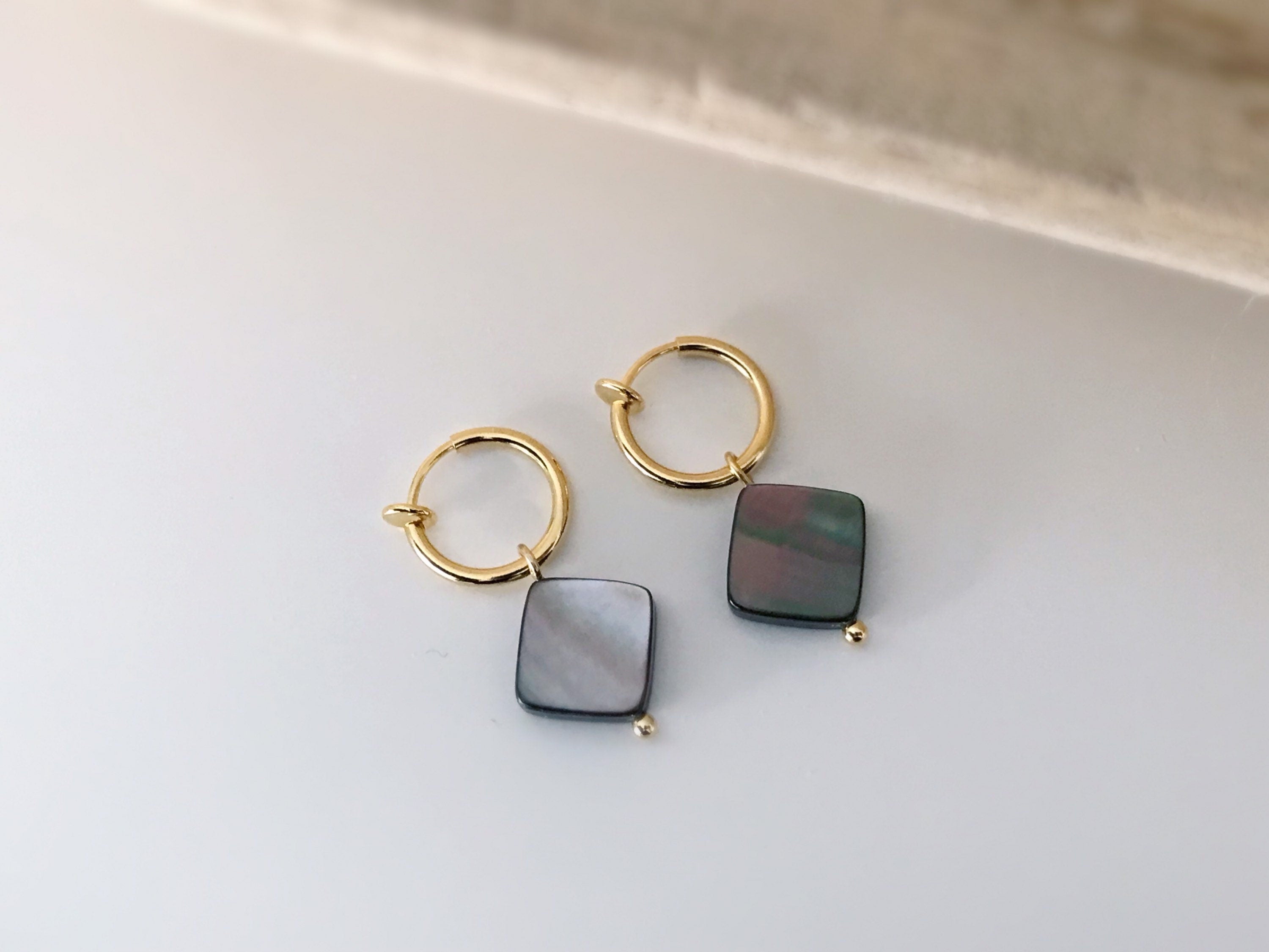 Clips d'oreille 2-EN-1 CLIPS anneaux doré. Perle coquillage d'ormeau naturelle forme carré Noir. Bijoux quotidien Anneaux 1.3cm