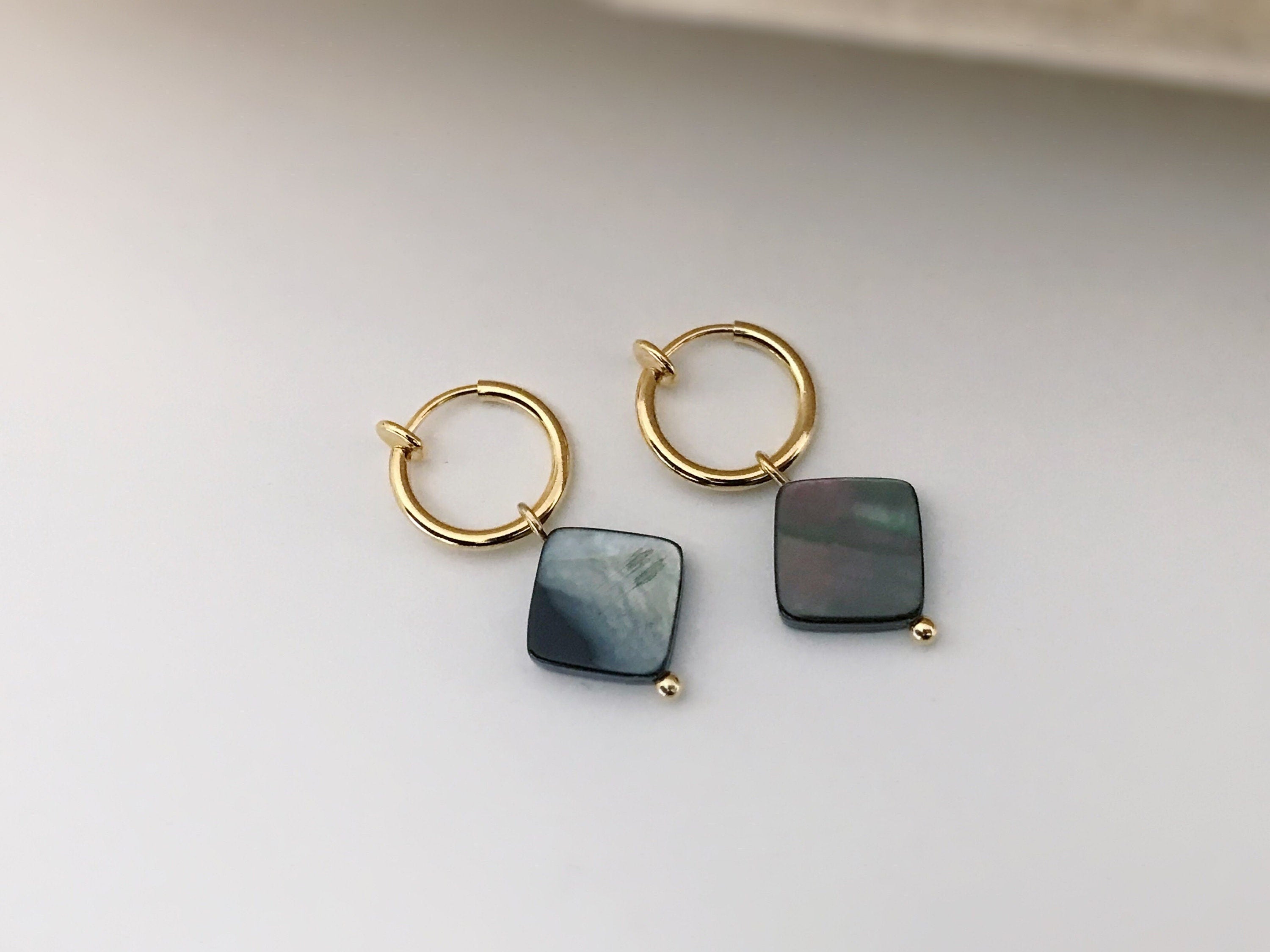 Clips d'oreille 2-EN-1 CLIPS anneaux doré. Perle coquillage d'ormeau naturelle forme carré Noir. Bijoux quotidien Anneaux 1.3cm