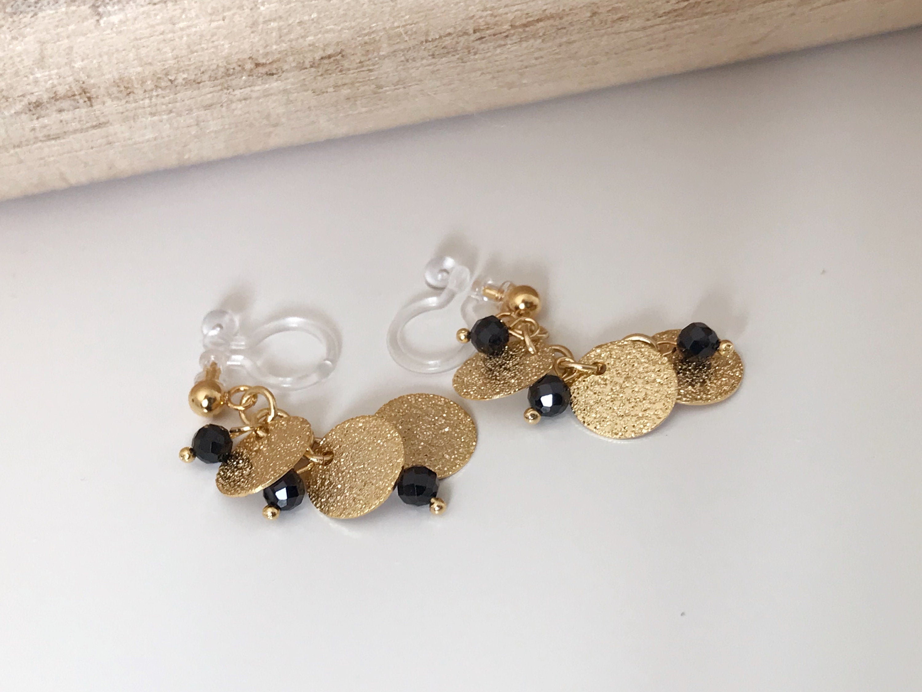 Boucles d'oreilles Clips INVISIBLES pendantes, Chaîne petits ronds couleur or avec mini perles facettes noires / perles eau douce blanche.