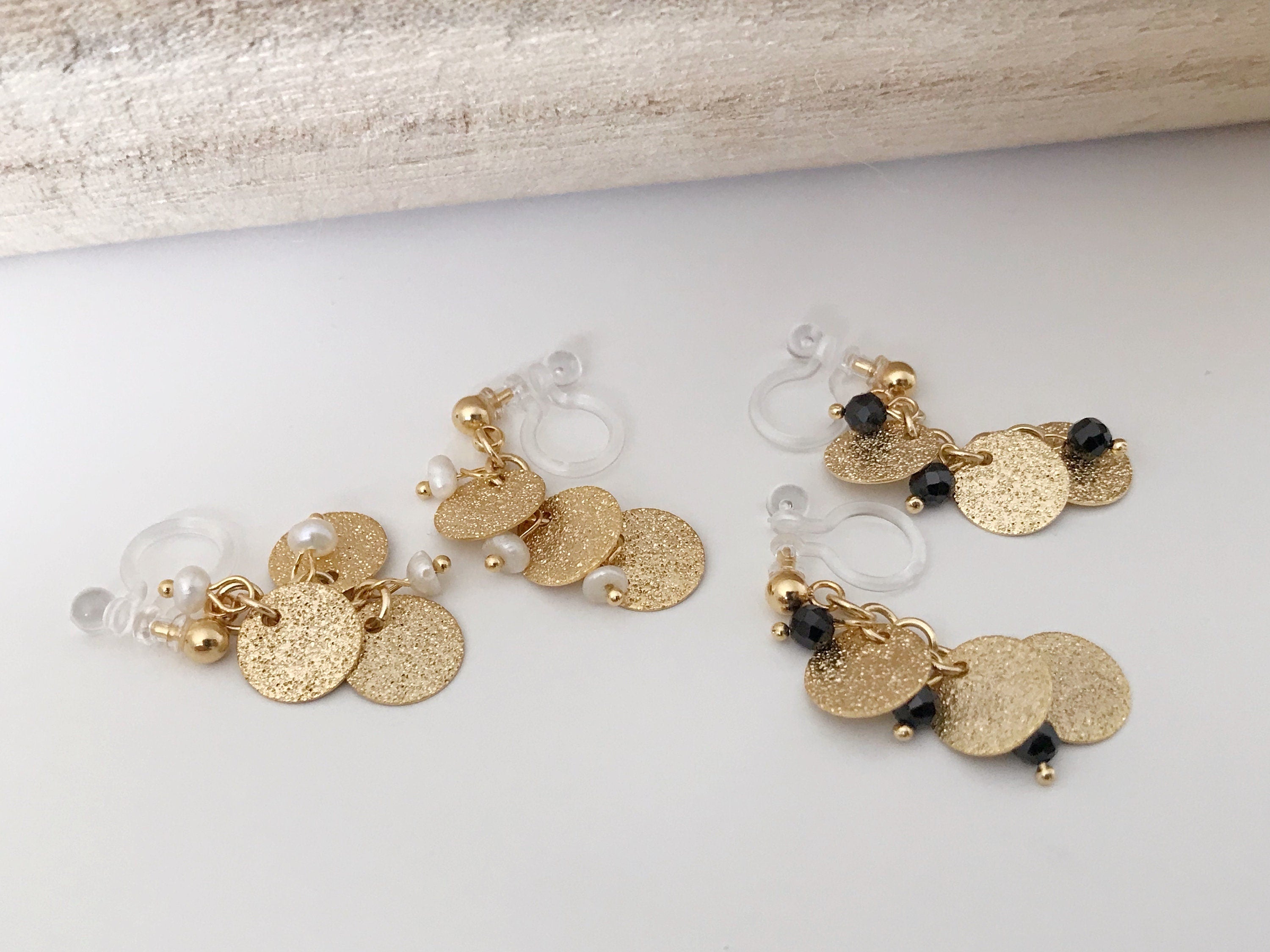 Boucles d'oreilles Clips INVISIBLES pendantes, Chaîne petits ronds couleur or avec mini perles facettes noires / perles eau douce blanche.