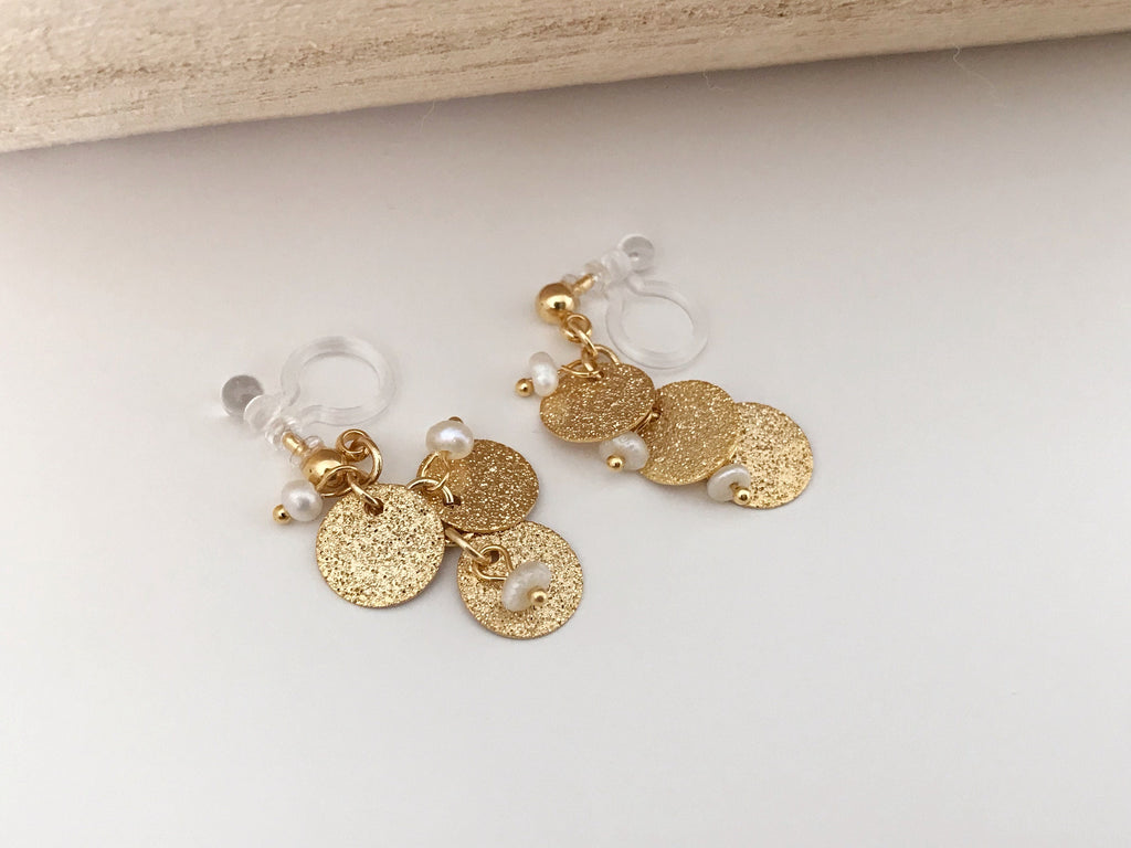 Boucles d'oreilles Clips INVISIBLES pendantes, Chaîne petits ronds couleur or avec mini perles facettes noires / perles eau douce blanche.