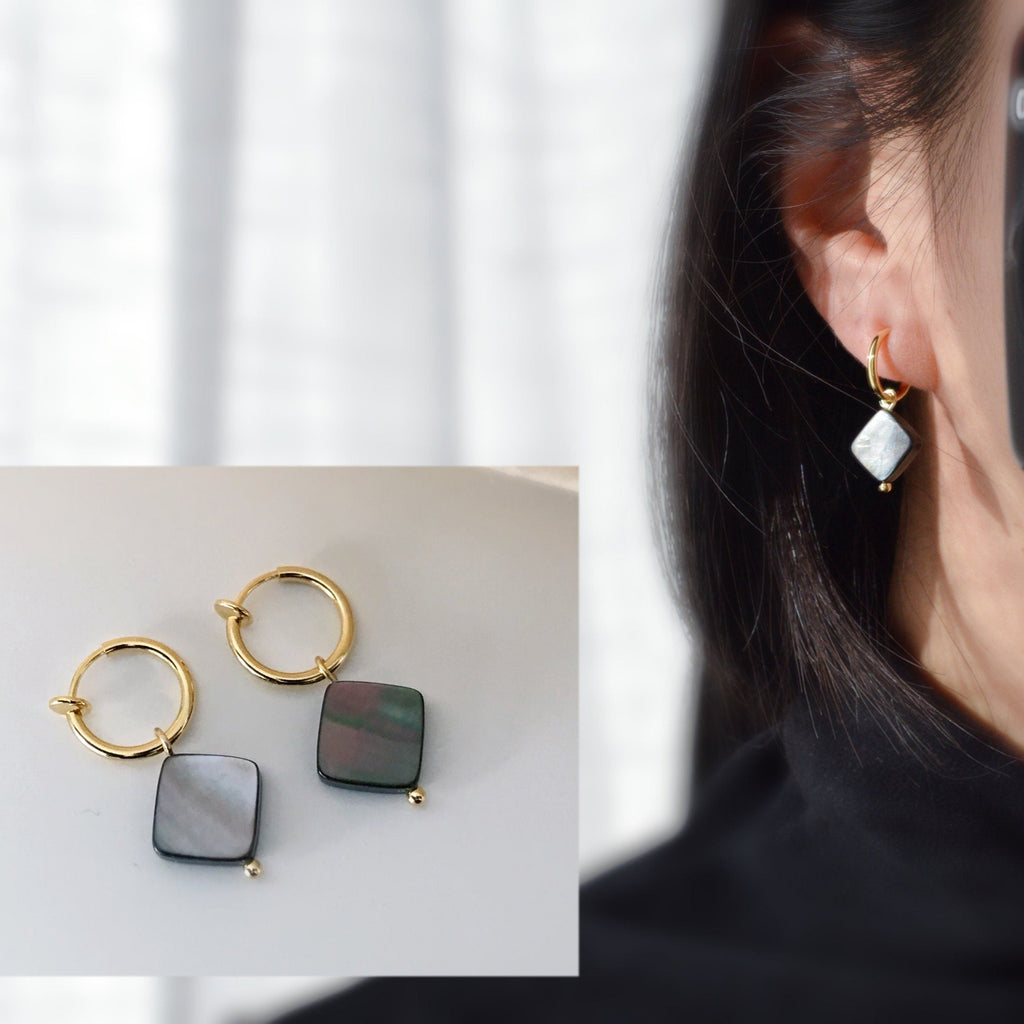 Clips d'oreille 2-EN-1 CLIPS anneaux doré. Perle coquillage d'ormeau naturelle forme carré Noir. Bijoux quotidien Anneaux 1.3cm