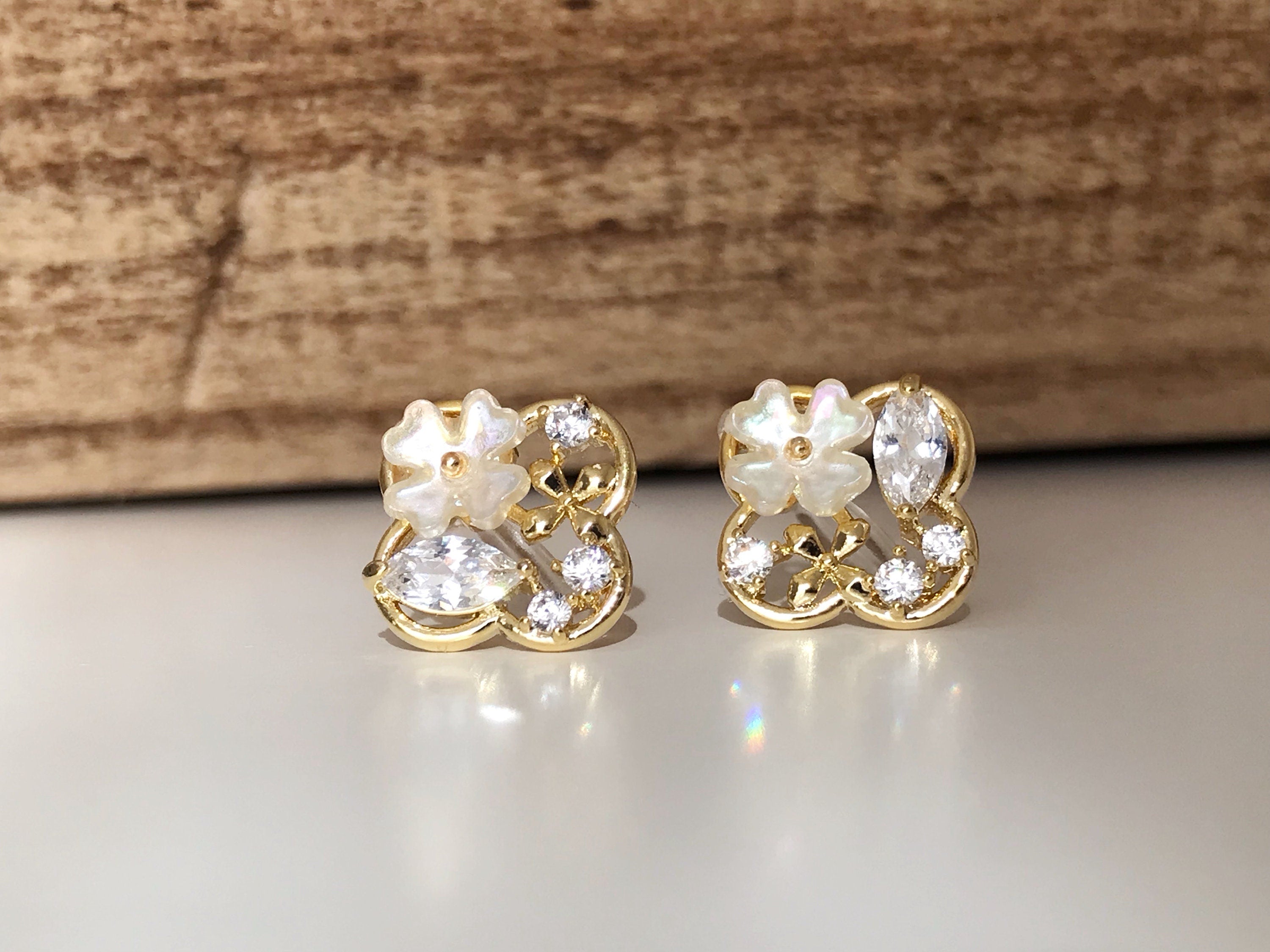 Boucles d'oreilles Clips INVISIBLES, Clips d'oreilles Trèfle à quatre feuilles doré, Mini fleur Branche pierre zircon rond ovale. Délicat.