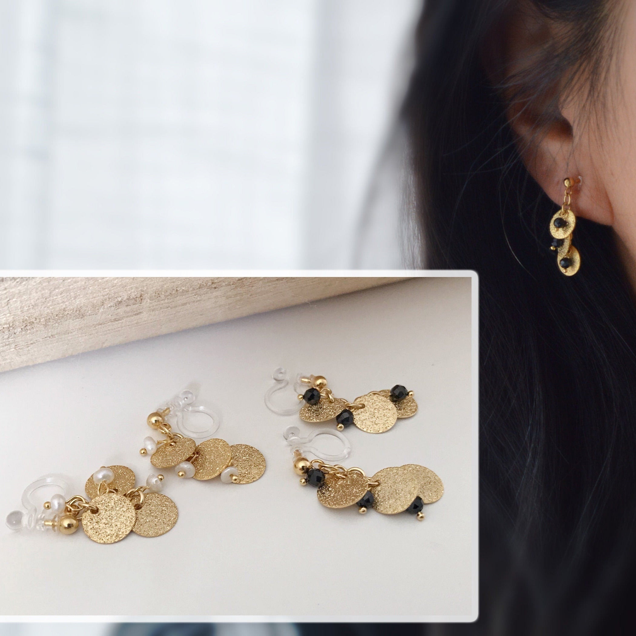 Boucles d'oreilles Clips INVISIBLES pendantes, Chaîne petits ronds couleur or avec mini perles facettes noires / perles eau douce blanche.