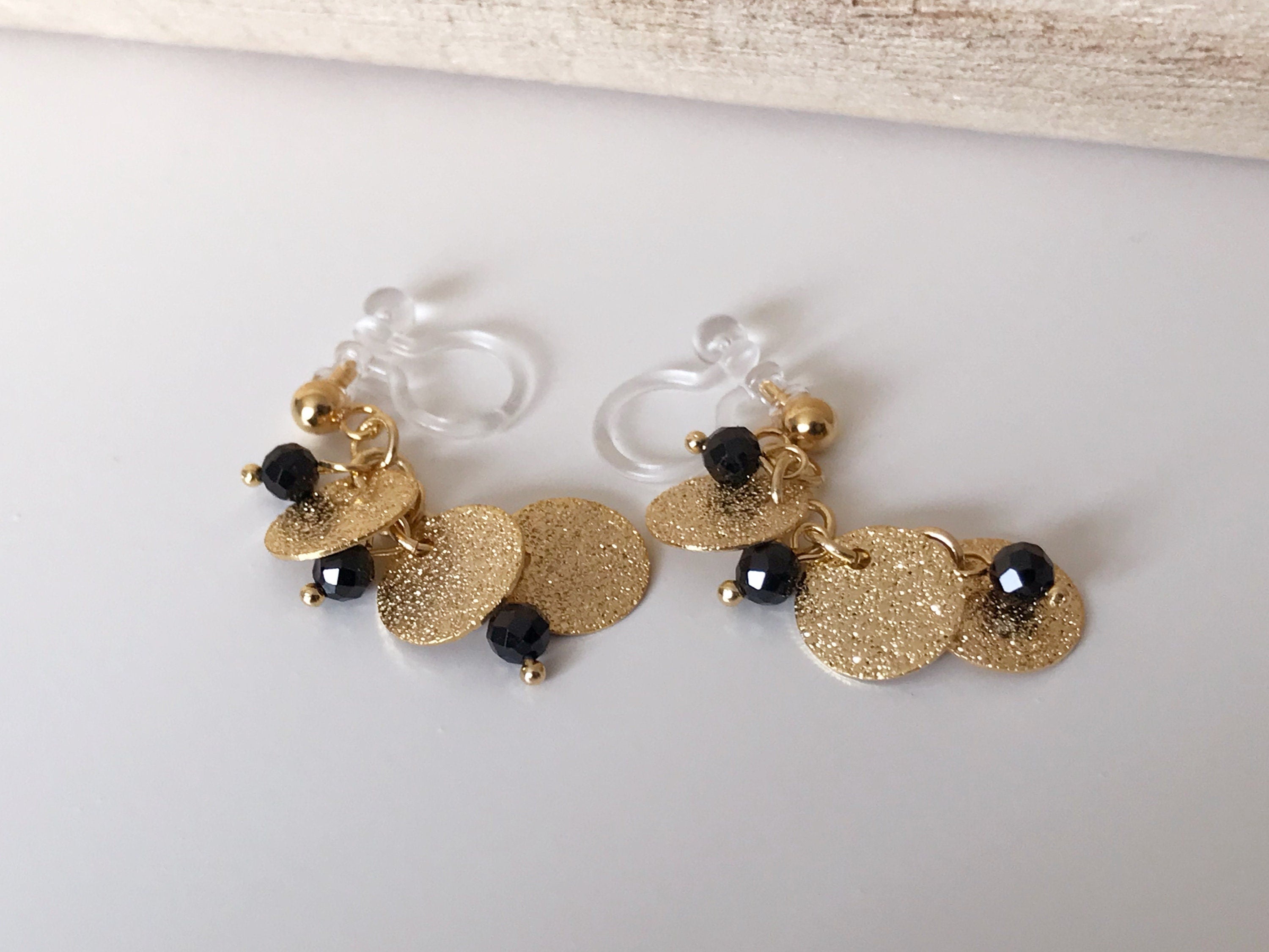 Boucles d'oreilles Clips INVISIBLES pendantes, Chaîne petits ronds couleur or avec mini perles facettes noires / perles eau douce blanche.