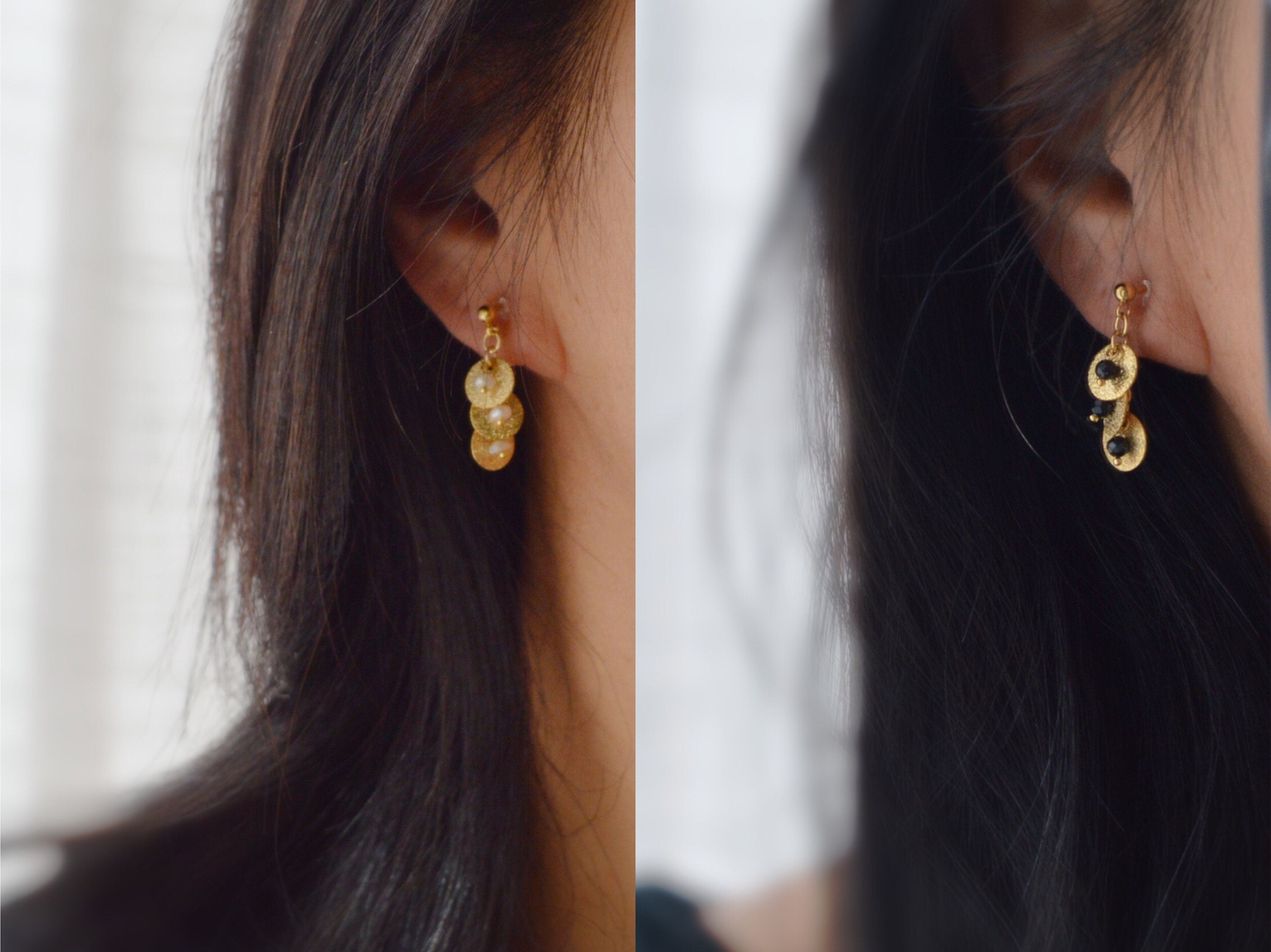 Boucles d'oreilles Clips INVISIBLES pendantes, Chaîne petits ronds couleur or avec mini perles facettes noires / perles eau douce blanche.