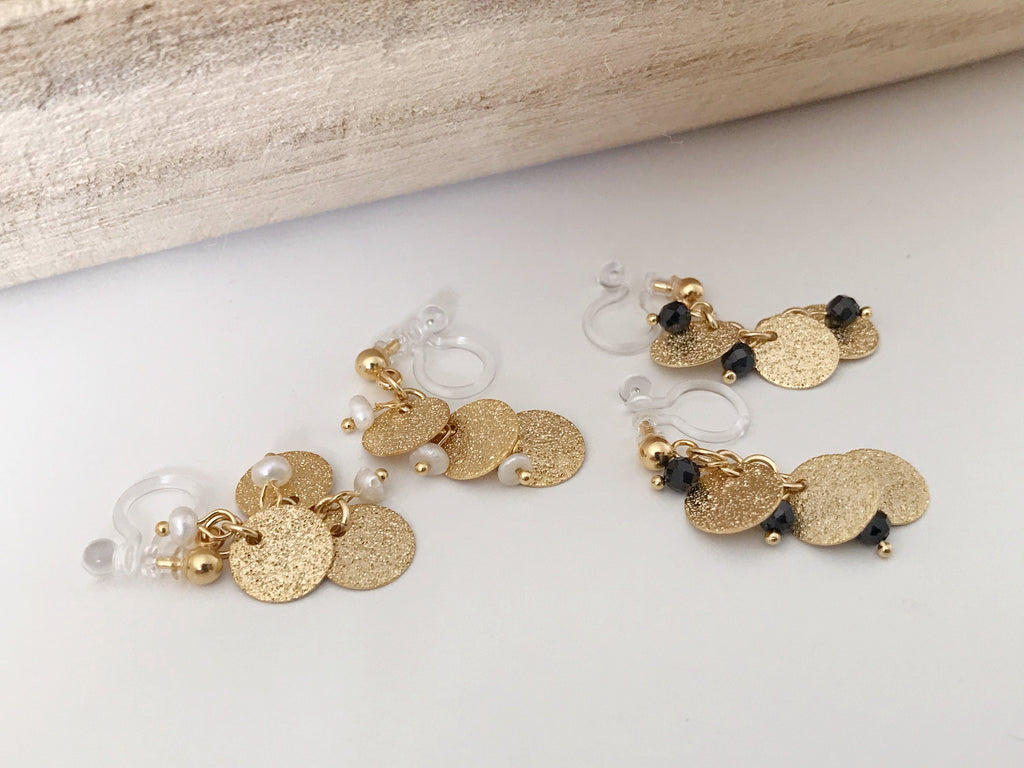 Boucles d'oreilles Clips INVISIBLES pendantes, Chaîne petits ronds couleur or avec mini perles facettes noires / perles eau douce blanche.