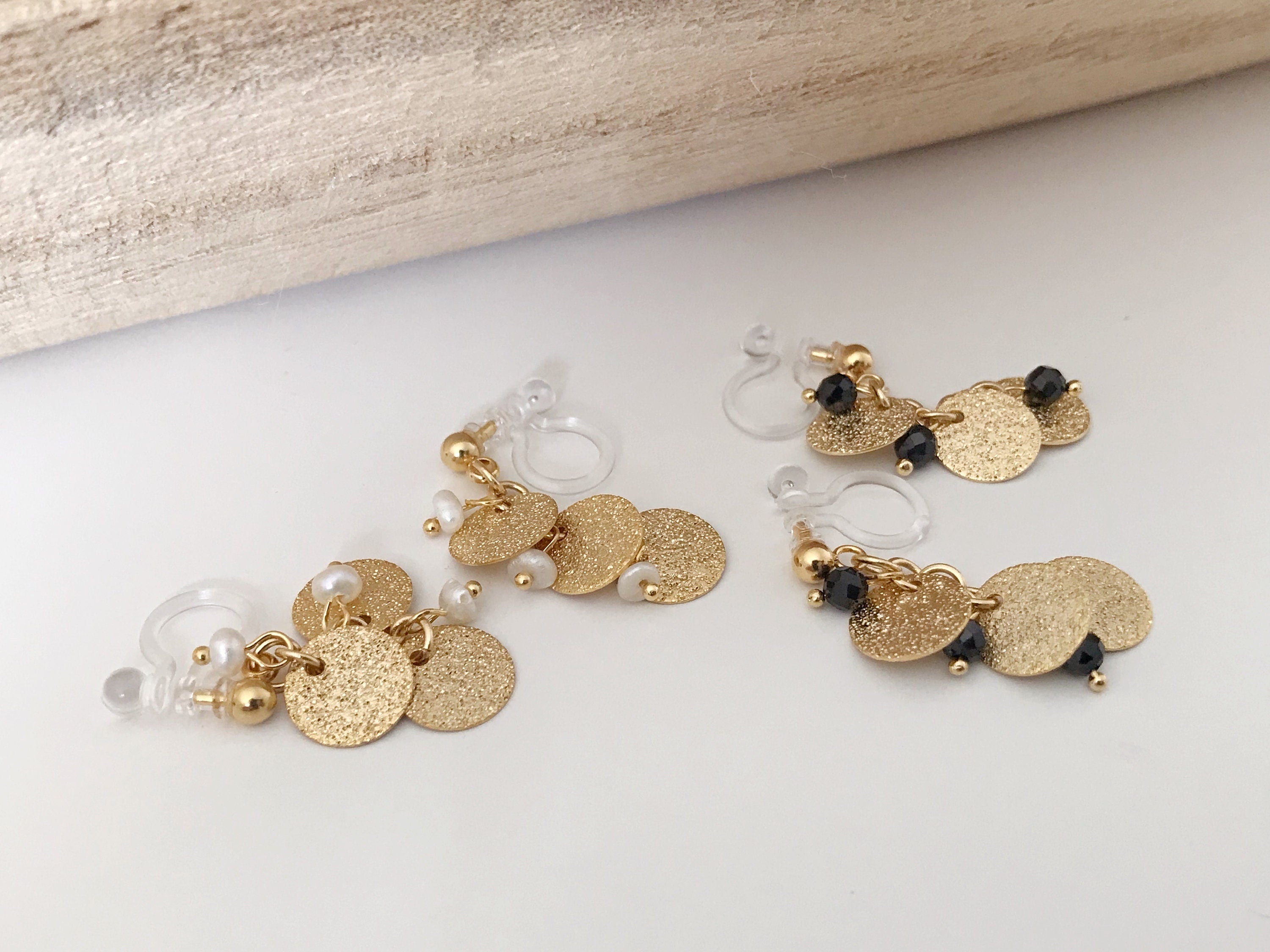 Boucles d'oreilles Clips INVISIBLES pendantes, Chaîne petits ronds couleur or avec mini perles facettes noires / perles eau douce blanche.