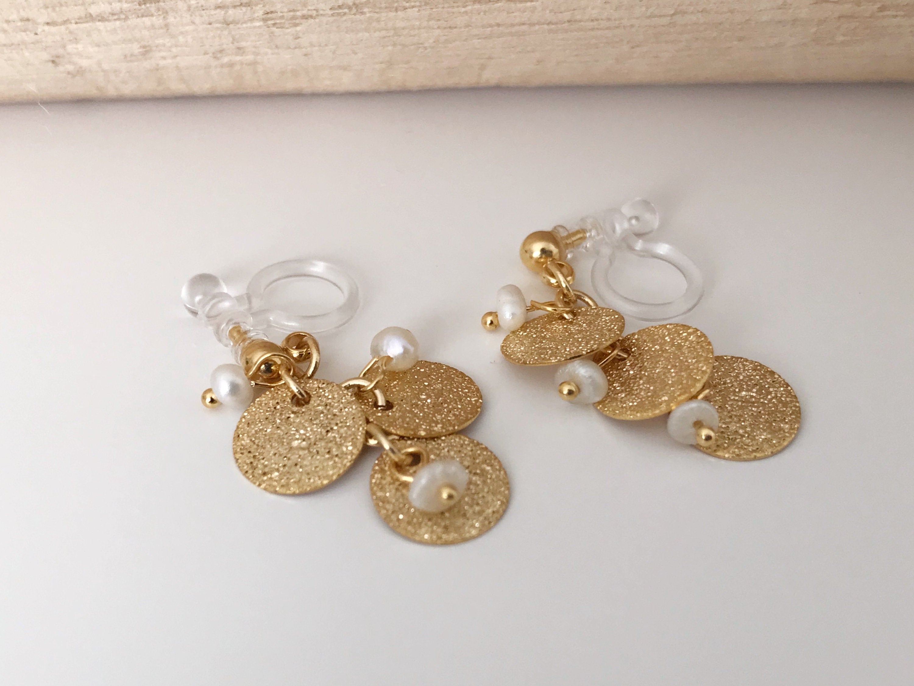 Boucles d'oreilles Clips INVISIBLES pendantes, Chaîne petits ronds couleur or avec mini perles facettes noires / perles eau douce blanche.