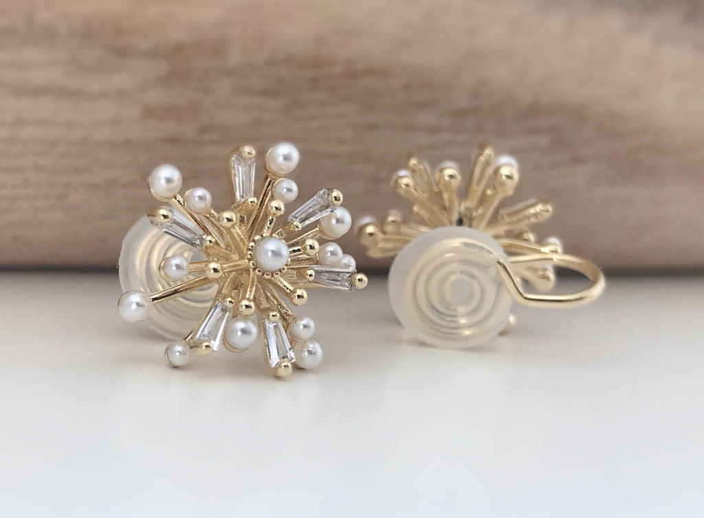 SANS DOULEUR ! Boucles d'oreilles CLIPS U spirale Fleur mini perle blanche Zircon. Clips d'oreilles confortable Délicates plaqué d'or 14K