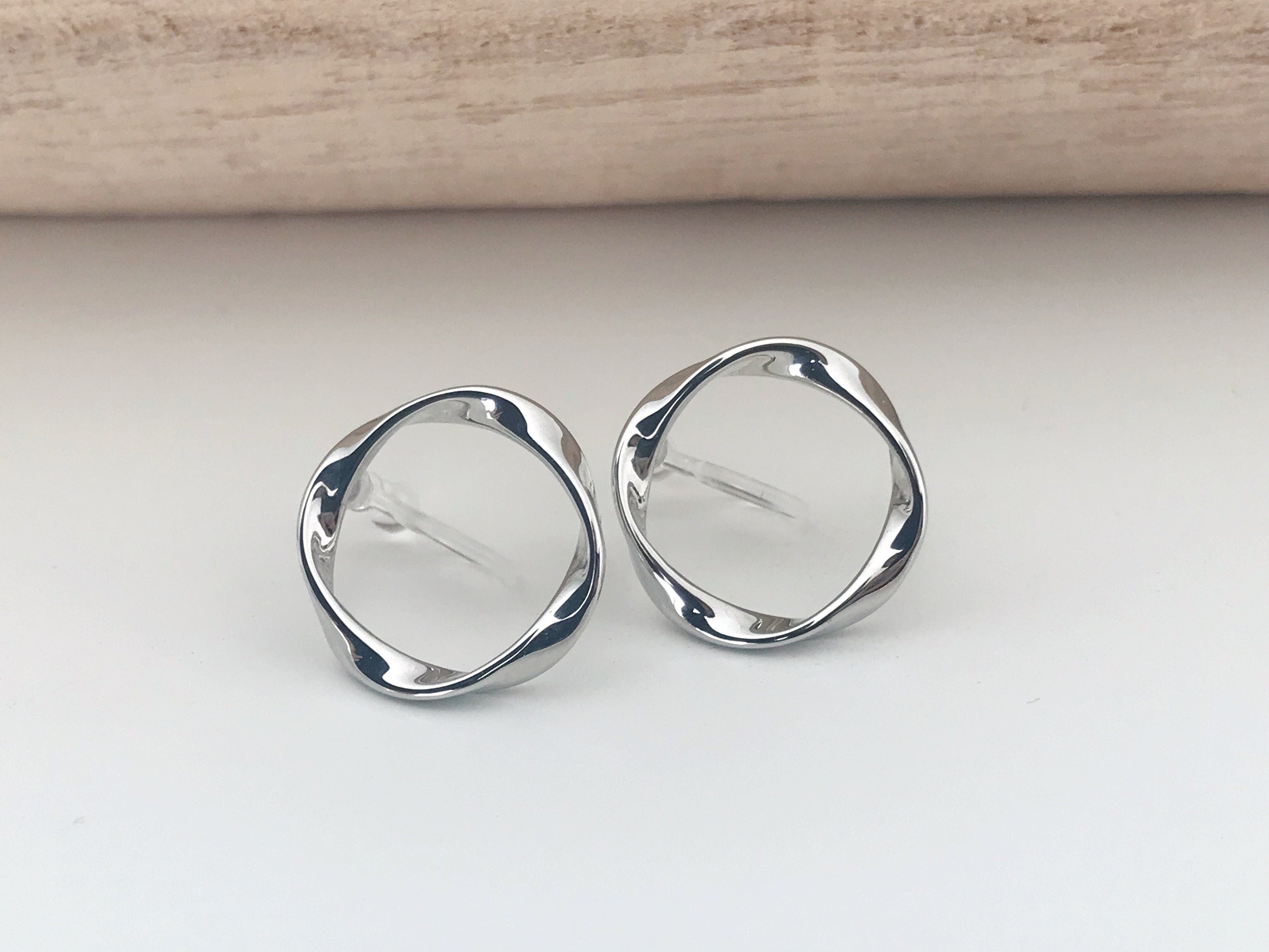 Boucles d'oreilles Clips INVISIBLES Cercle couleur Argent / Or, Cercle torsadé Clips d'oreilles confortable bijoux minimaliste quotidien.