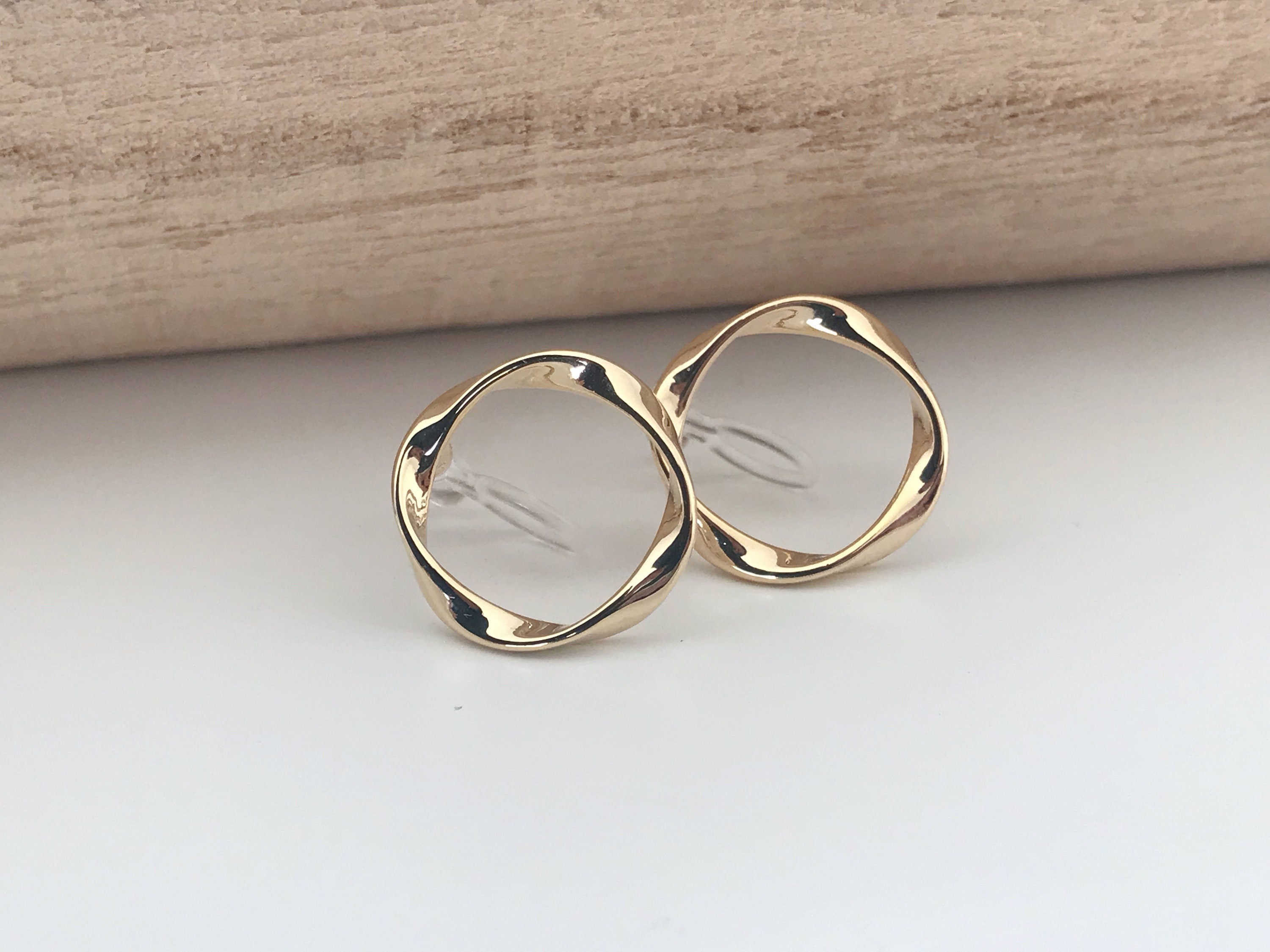 Boucles d'oreilles Clips INVISIBLES Cercle couleur Argent / Or, Cercle torsadé Clips d'oreilles confortable bijoux minimaliste quotidien.