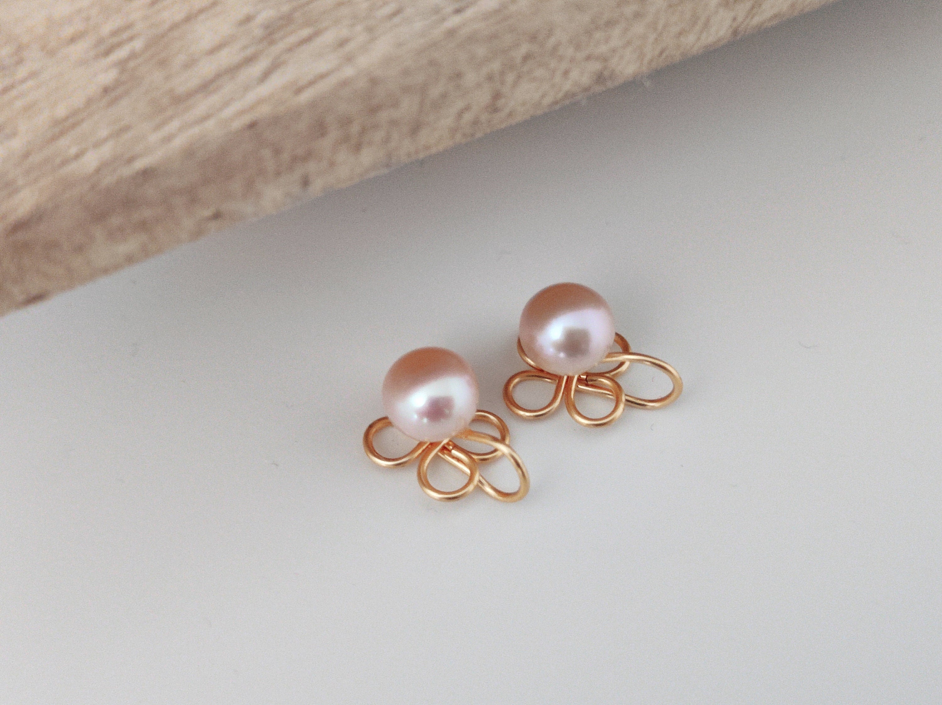 SANS DOULEUR !! Boucles d'oreilles CLIPS U en forme de trèfle à 4 feuilles, Perle d'eau douce couleur rose. Boucles Délicates