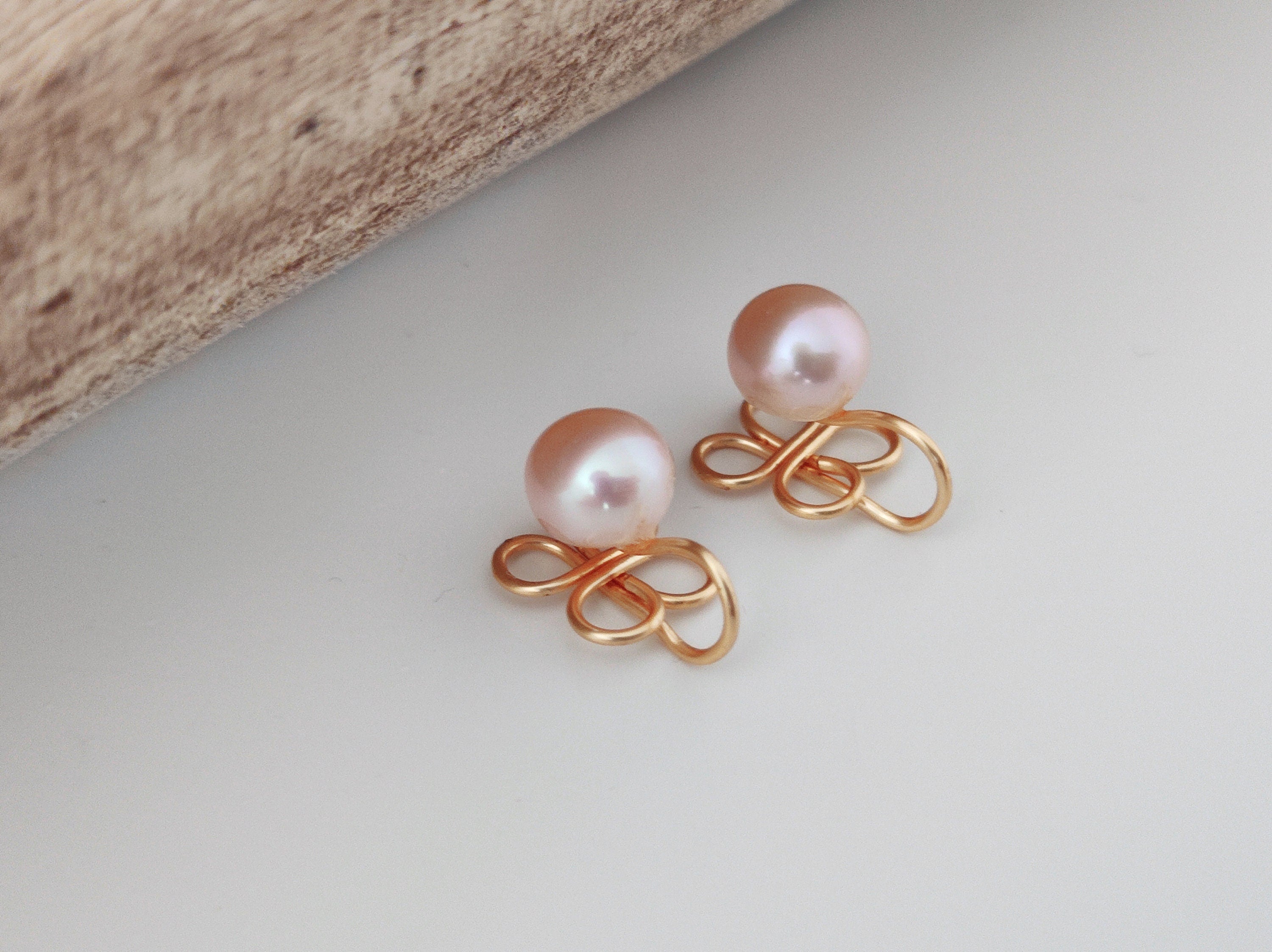 SANS DOULEUR !! Boucles d'oreilles CLIPS U en forme de trèfle à 4 feuilles, Perle d'eau douce couleur rose. Boucles Délicates