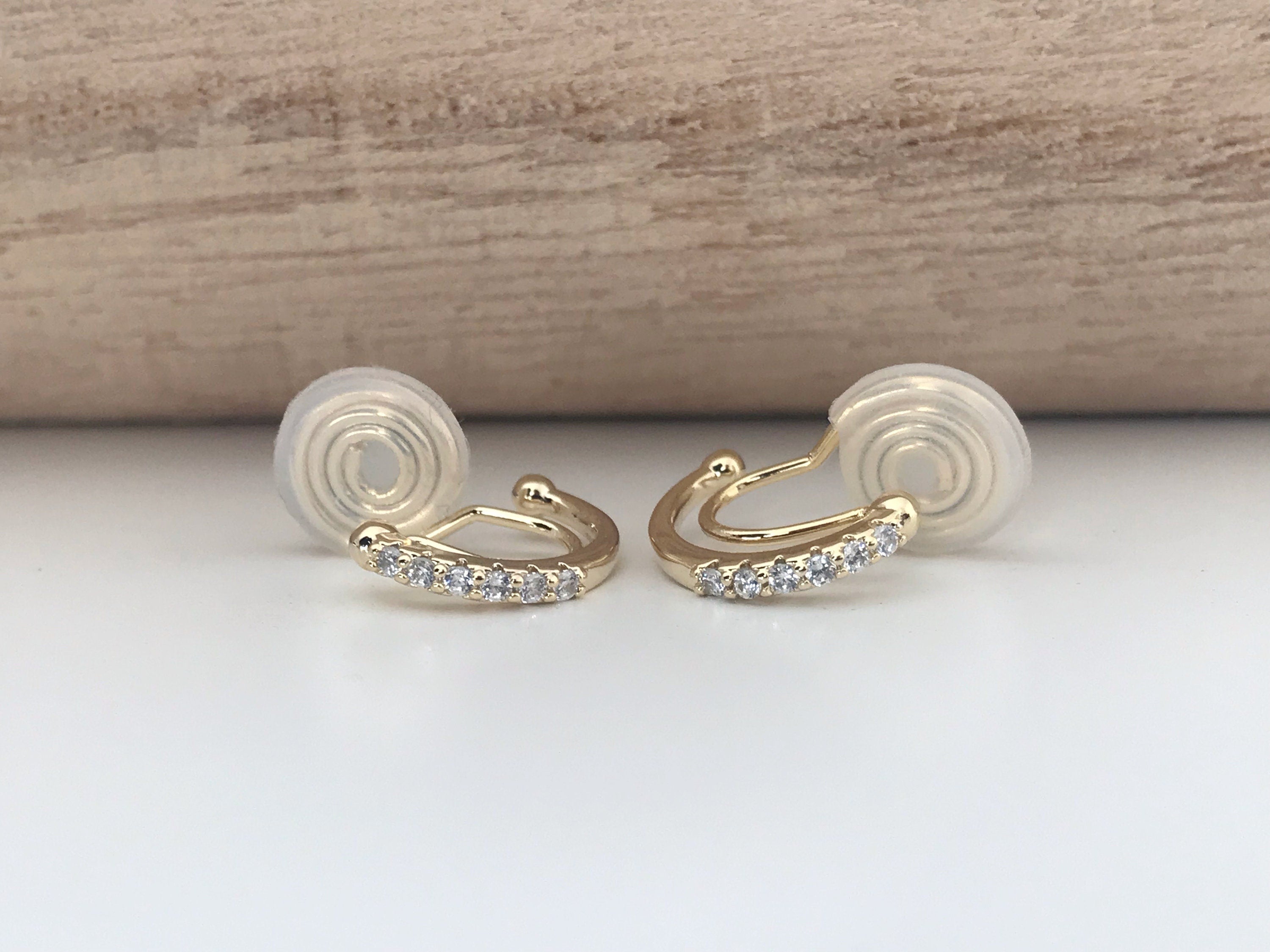 SANS DOULEUR ! Boucles d'oreilles CLIPS U spirale Demi-cercle Mini Pierres Zircon Rond plaqué d'Or. Clips d'oreilles confortable.
