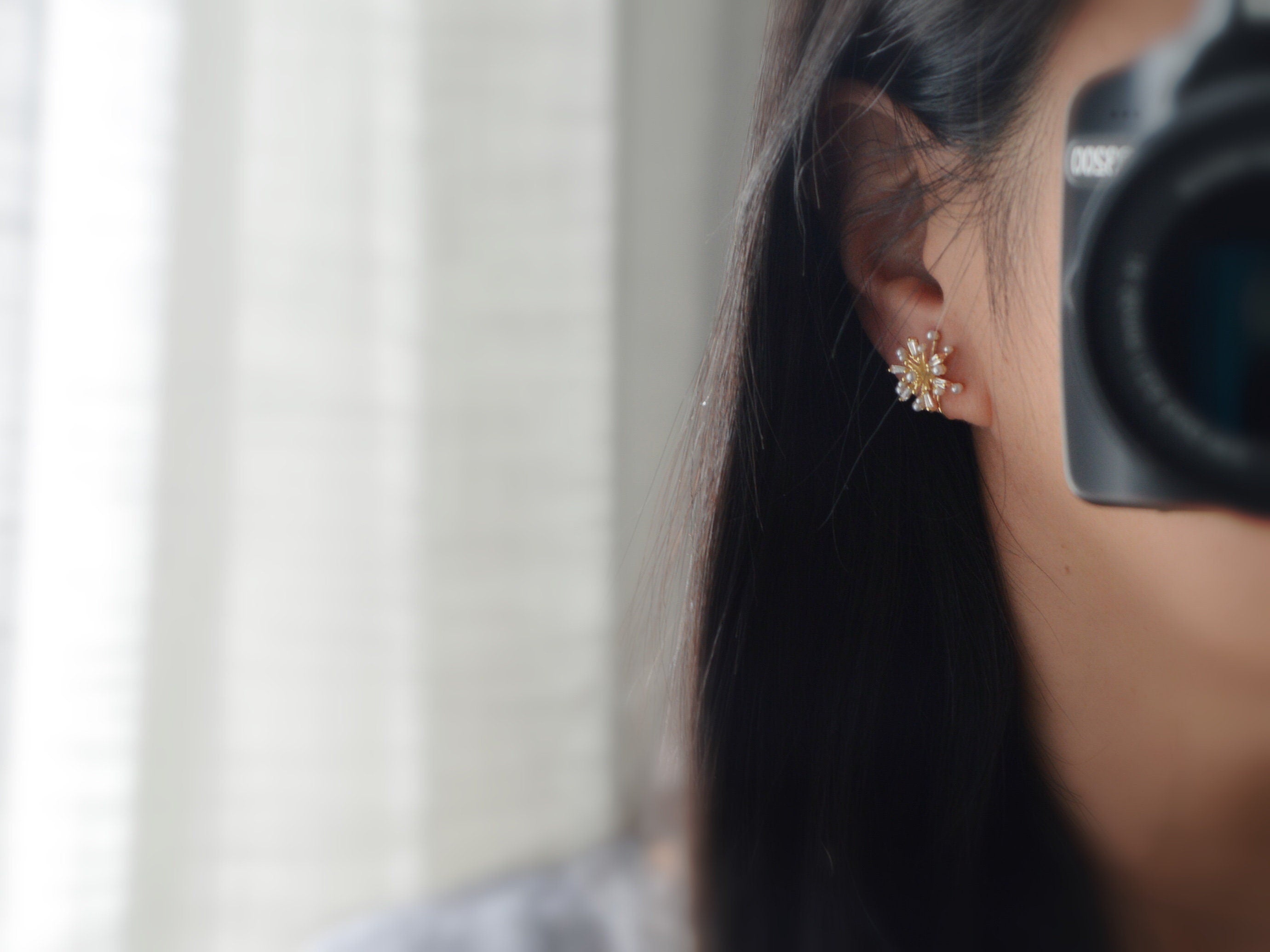 SANS DOULEUR ! Boucles d'oreilles CLIPS U spirale Fleur mini perle blanche Zircon. Clips d'oreilles confortable Délicates plaqué d'or 14K