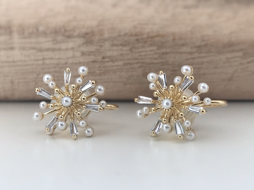 SANS DOULEUR ! Boucles d'oreilles CLIPS U spirale Fleur mini perle blanche Zircon. Clips d'oreilles confortable Délicates plaqué d'or 14K