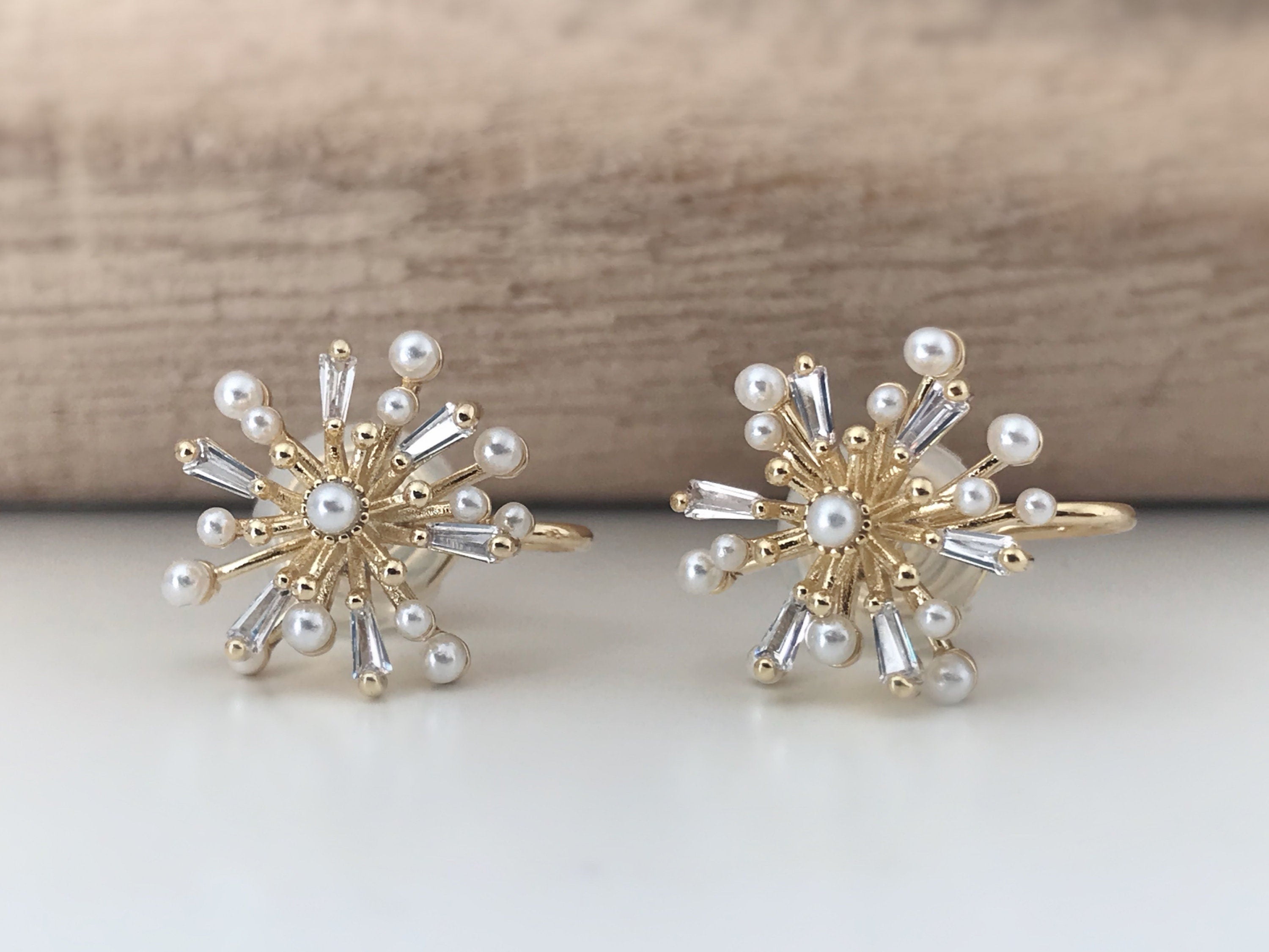 SANS DOULEUR ! Boucles d'oreilles CLIPS U spirale Fleur mini perle blanche Zircon. Clips d'oreilles confortable Délicates plaqué d'or 14K