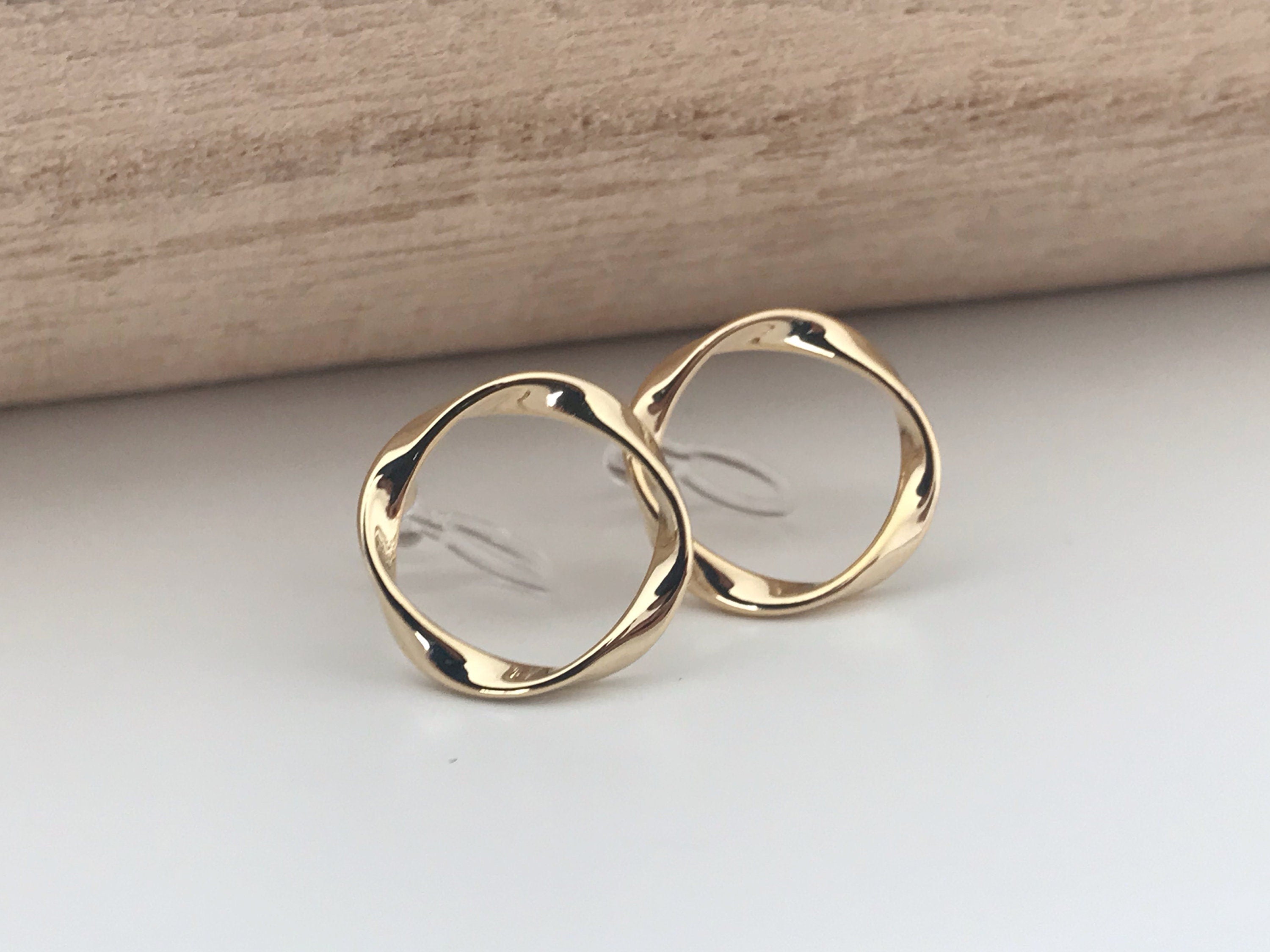 Boucles d'oreilles Clips INVISIBLES Cercle couleur Argent / Or, Cercle torsadé Clips d'oreilles confortable bijoux minimaliste quotidien.