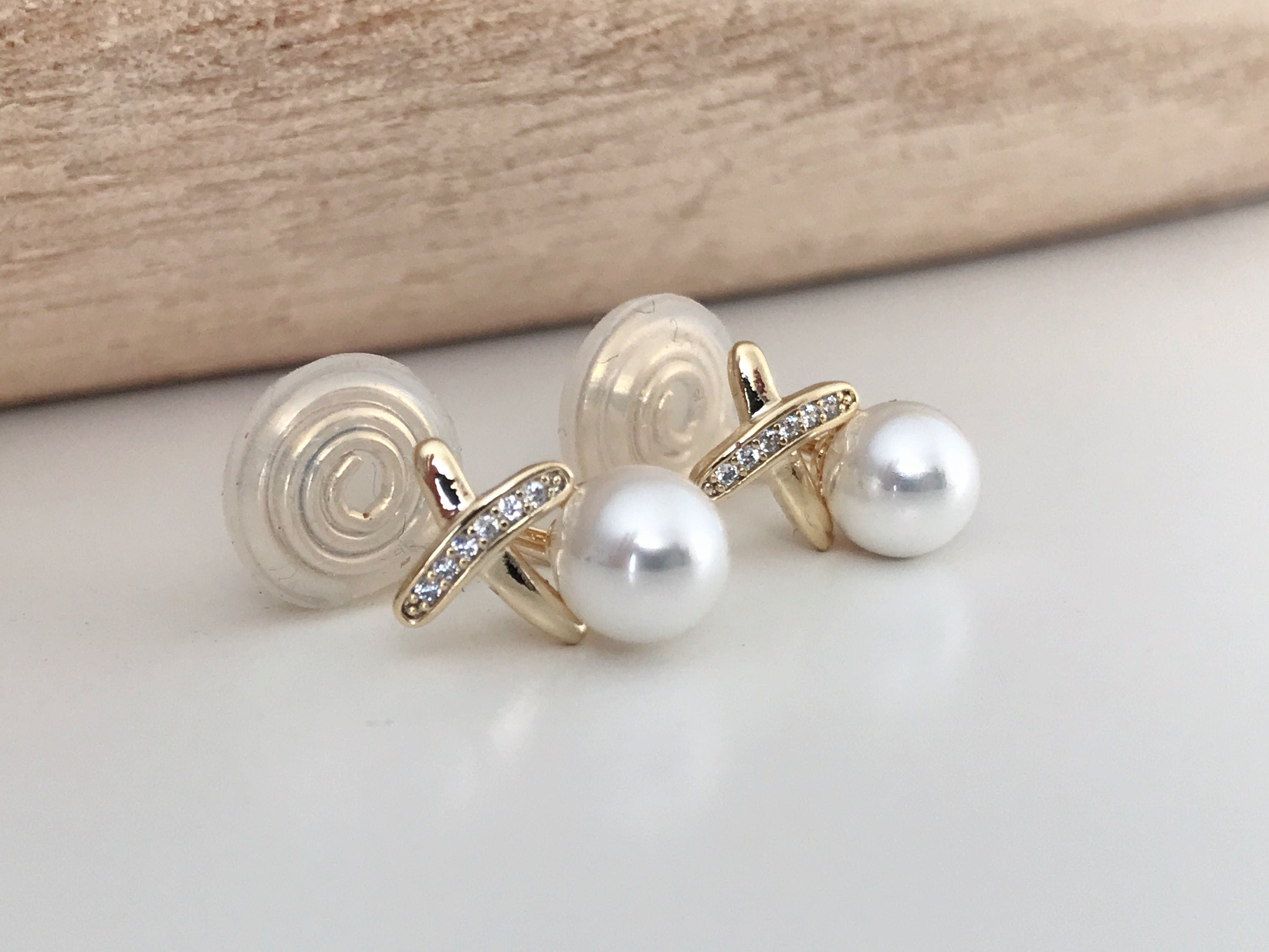 SANS DOULEUR ! Boucles d'oreilles CLIPS U spirale Croix Mini Pierres Zircon Perle blanche 6mm, plaqué d'Or. Clips d'oreilles confortable.