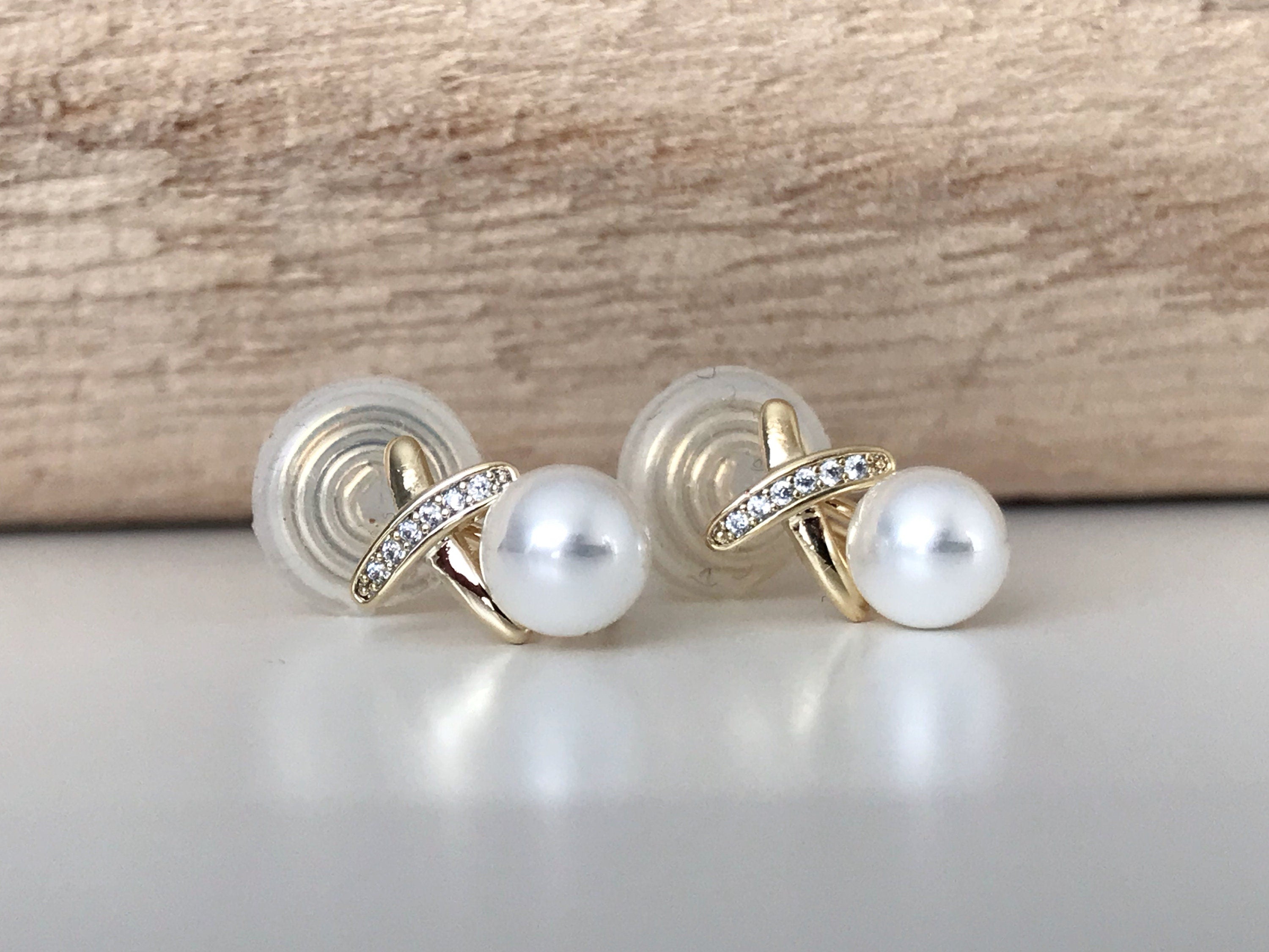 SANS DOULEUR ! Boucles d'oreilles CLIPS U spirale Croix Mini Pierres Zircon Perle blanche 6mm, plaqué d'Or. Clips d'oreilles confortable.