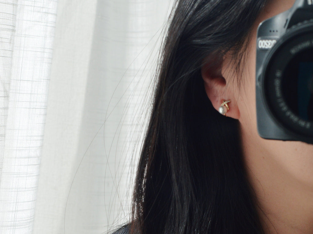 SANS DOULEUR ! Boucles d'oreilles CLIPS U spirale Croix Mini Pierres Zircon Perle blanche 6mm, plaqué d'Or. Clips d'oreilles confortable.