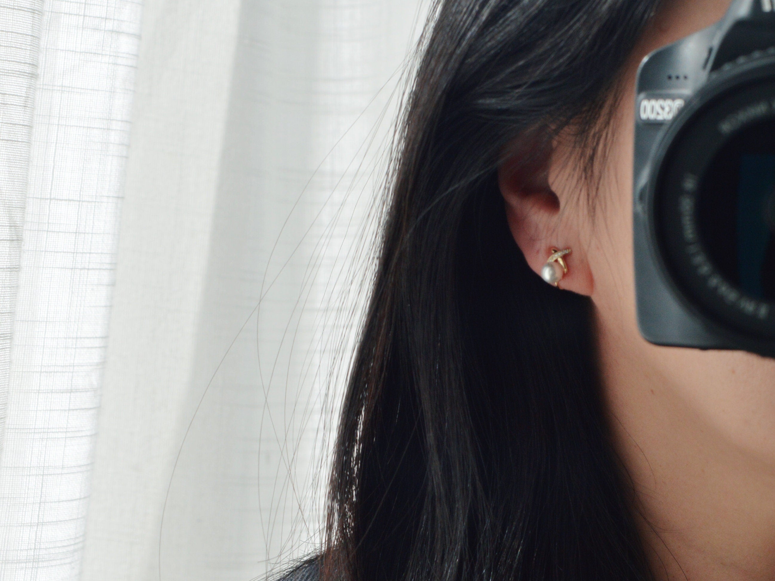 SANS DOULEUR ! Boucles d'oreilles CLIPS U spirale Croix Mini Pierres Zircon Perle blanche 6mm, plaqué d'Or. Clips d'oreilles confortable.