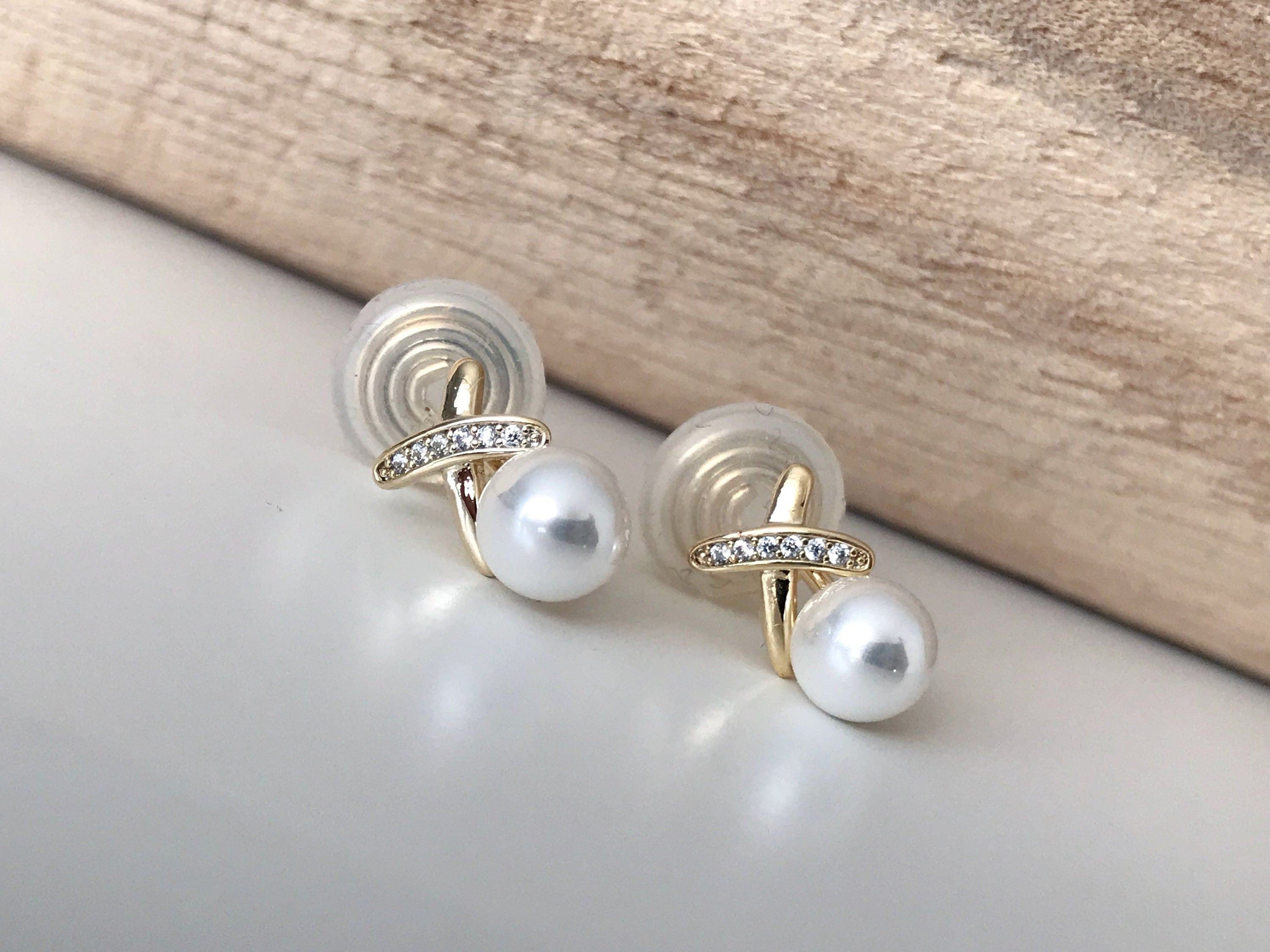 SANS DOULEUR ! Boucles d'oreilles CLIPS U spirale Croix Mini Pierres Zircon Perle blanche 6mm, plaqué d'Or. Clips d'oreilles confortable.