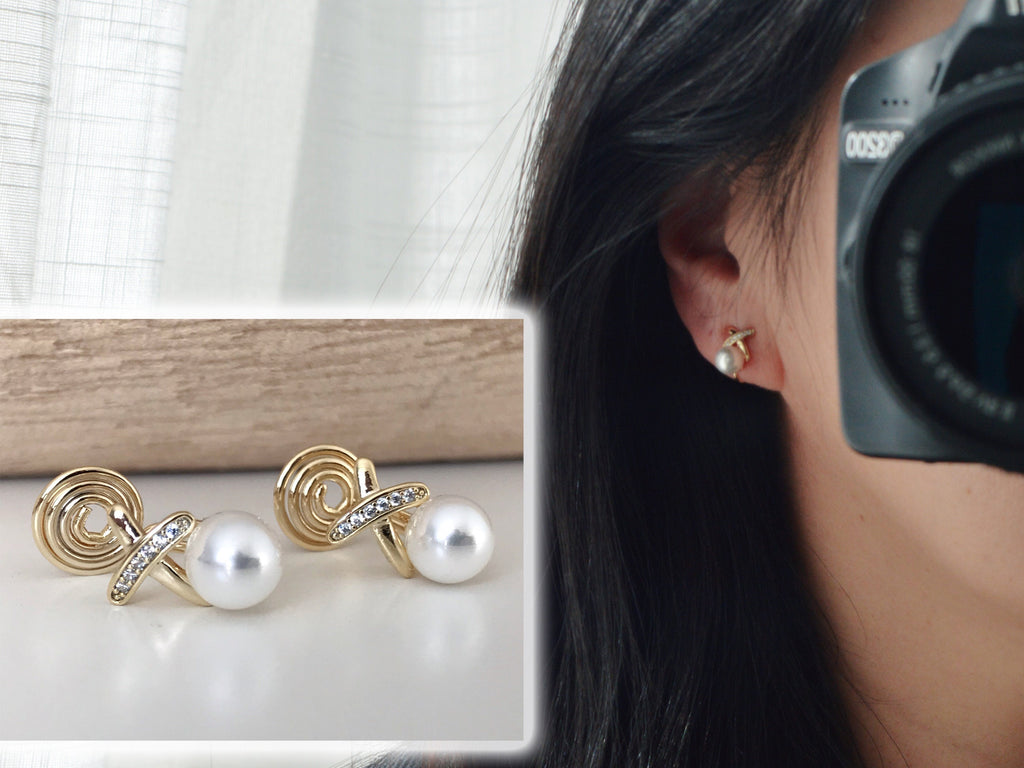 SANS DOULEUR ! Boucles d'oreilles CLIPS U spirale Croix Mini Pierres Zircon Perle blanche 6mm, plaqué d'Or. Clips d'oreilles confortable.